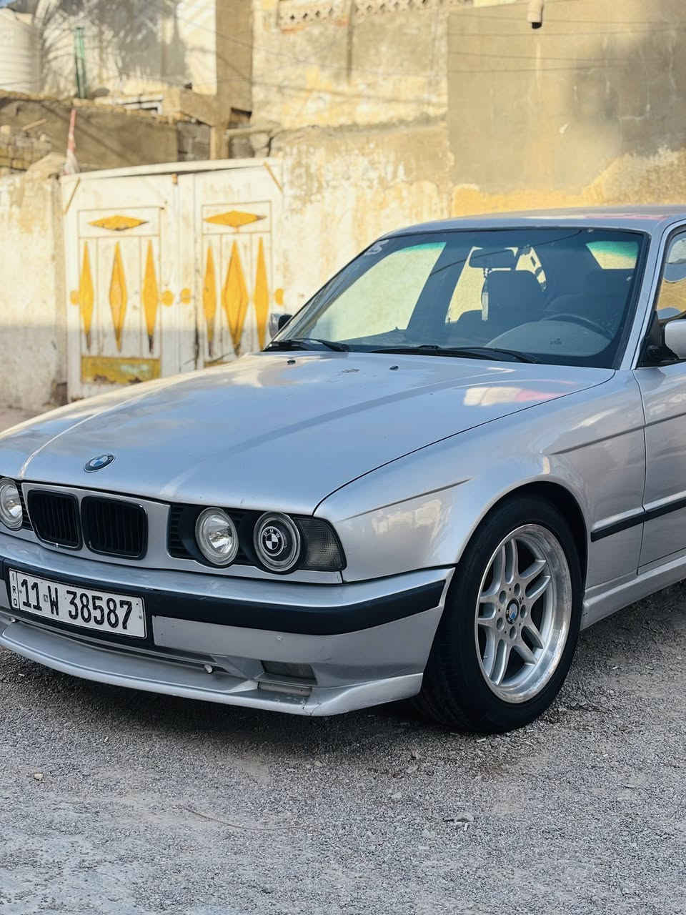 السلام عليكم. 
بي ام دبليو 1990  السياره اصل مفتوح وشاديلهه كير ومكينه مسكر فانوس 525
السياره بأسمي رقم بغداد الانگليزي سنويه 2027
صبغ جديد وحاليا بدون بوليش
بدون فتحه وارد يابان
بچم جديد من لايت وسمجه وعطرات وسوارات واشاير
السياره نقص صبغ دعاميه خلفيه 
تايرات 75%
دواخلهه نضيفه 
بيهه شاشات ثنين كار بلي وداش كام وخرائط
والبطاين الاماميه بيهن ملاحضات تريد تبدلهن تريد تدوشمهن
حداديه 75%
مكانهه بابل شارع 80 
السعر 63 وبيهه مجال بسيط
***********
