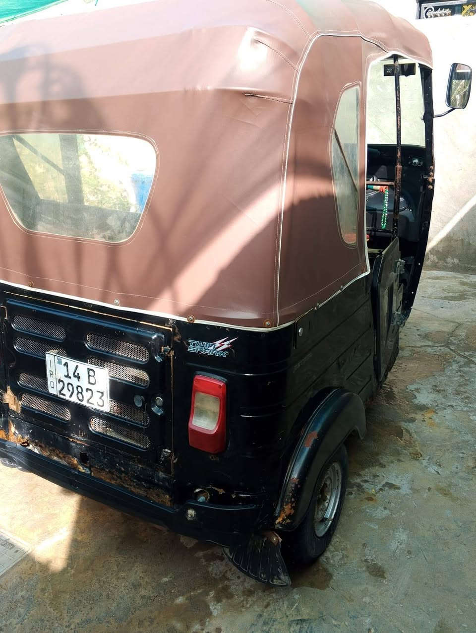 تكتك باجاج 2020 سنويه 2030  رقم انكليزي سعرها خمسه ملايين ونص وبيه مجال *********** عنوان البصرة الجزيره
