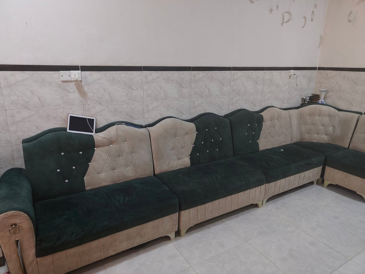 طخم للبيع نظيف سبع امتار مع زاويه وحدة الاتصال ***********
