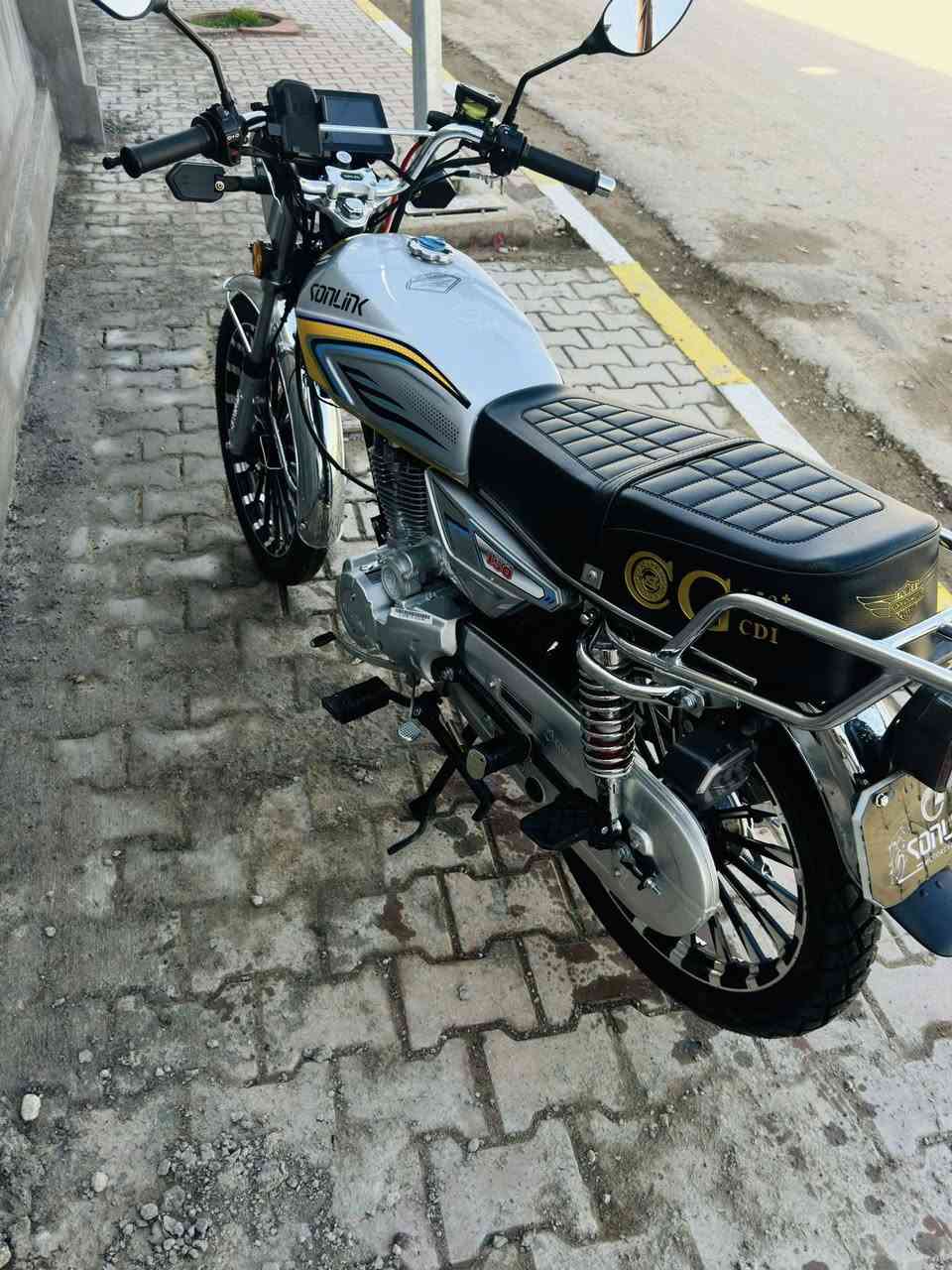 دراجه سيفان سونك 2025
للبيع صار شهر من شديتها بعدها وضع شركه 
لون سلفر مميز 
صالنصه كاتم 
السعر 850وبيها مجال كلش بسيط 
***********
