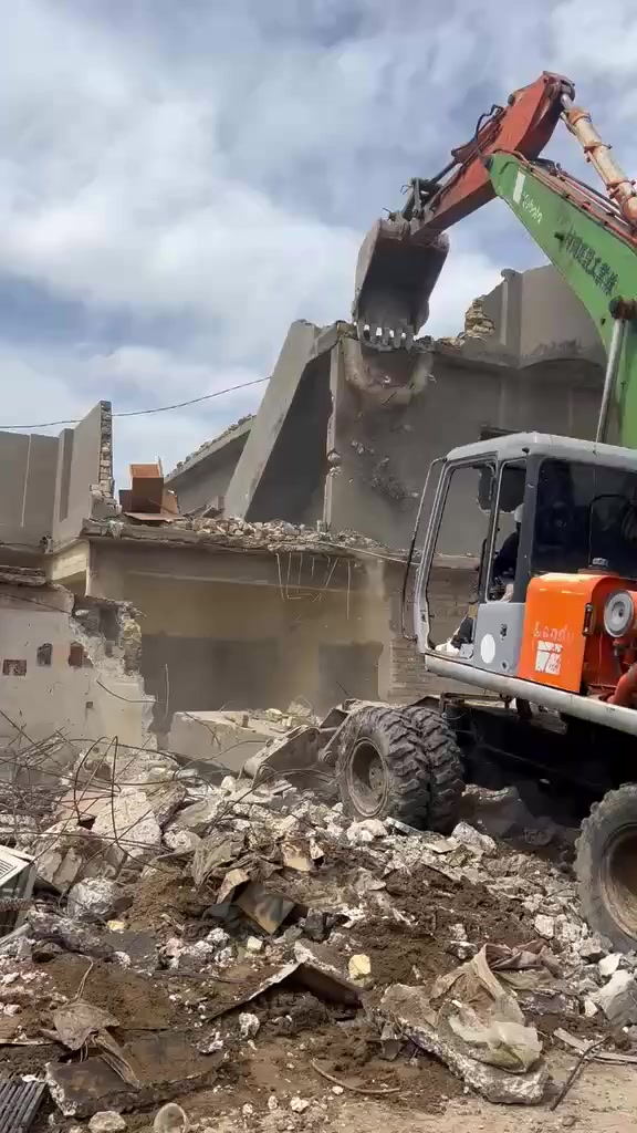 مستعدون للتفليش البنايات والدور القديمه بأحدث الأليات  ورفع الانقاذ وتصفير الموقع  وفرش الجلمود او سبيس حسب نوعيت التربه 
بأدارة ابو عادل الزبيدي 
***********
***********
