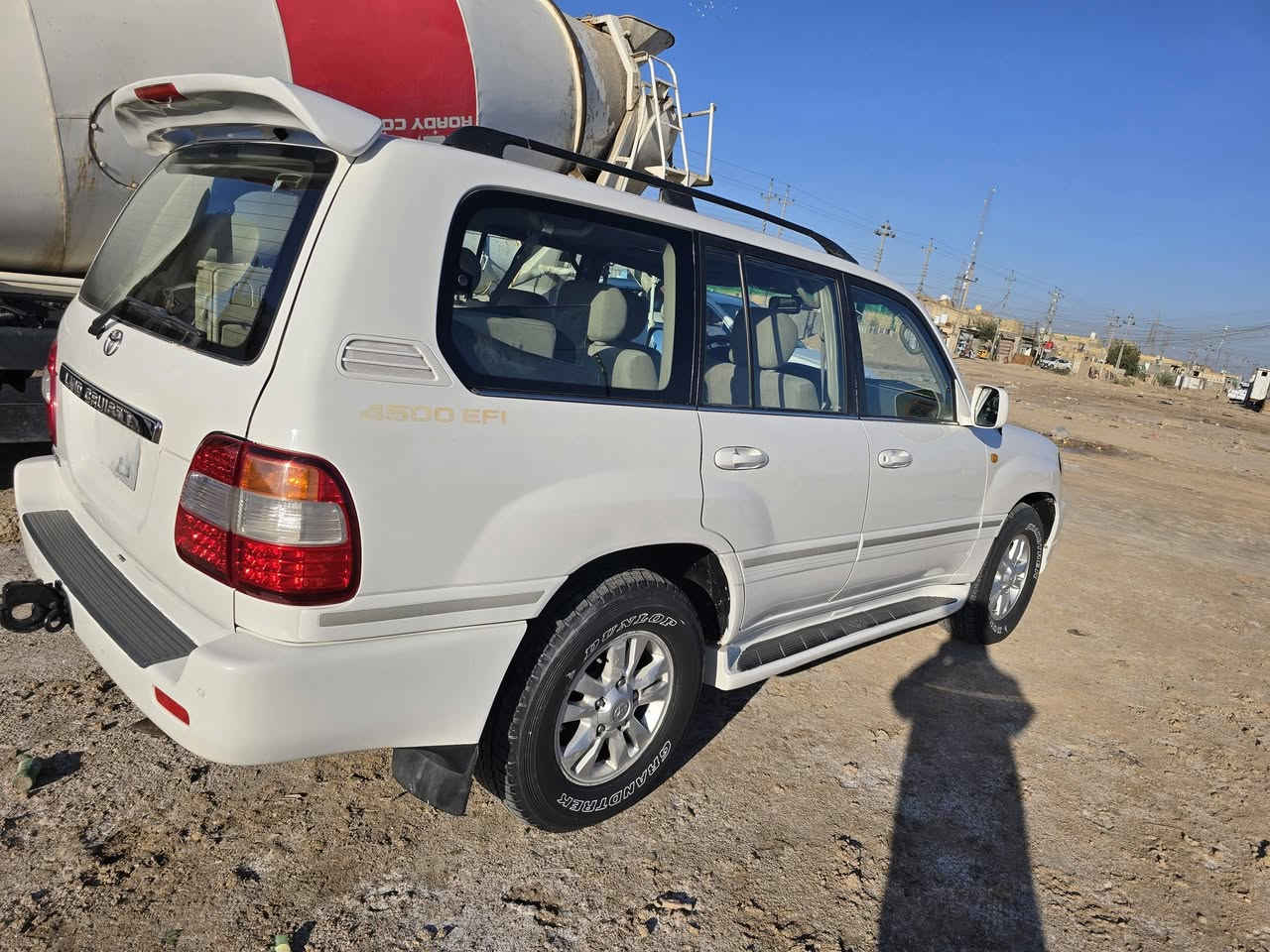 لاندكروز
موديل2004 
فتحة
تبريد تدفئة شغال 
رقم ميسان بأسمي تحويل ثاني يوم .
بيها صبغ 
تخم تاير جديد 
حدادية جديده 
المكينة بيها ضعف وما حبيت العب بيها.
مكاني ميسان العمارة مركز المدينة 
***********
