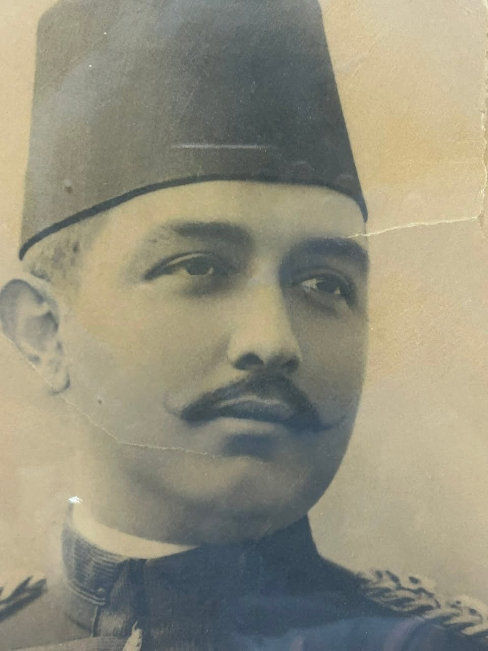 صوره الخديوي عباس حلمي الثاني
المعروف ايضاً بعباس حلمي باشا
خديوي مصر والسودان 
تصور المصور چي هي مان 
وهو مصور البلاط الملكي في الحقبه الزمانية لتلك الفتره

للعرض وتذوق عبق التاريخ


**إذا كنت صاحب هذا الإعلان وتريد حذفه لأي سبب، رجاءا أرسل رسالة إلى الدعم الفني**