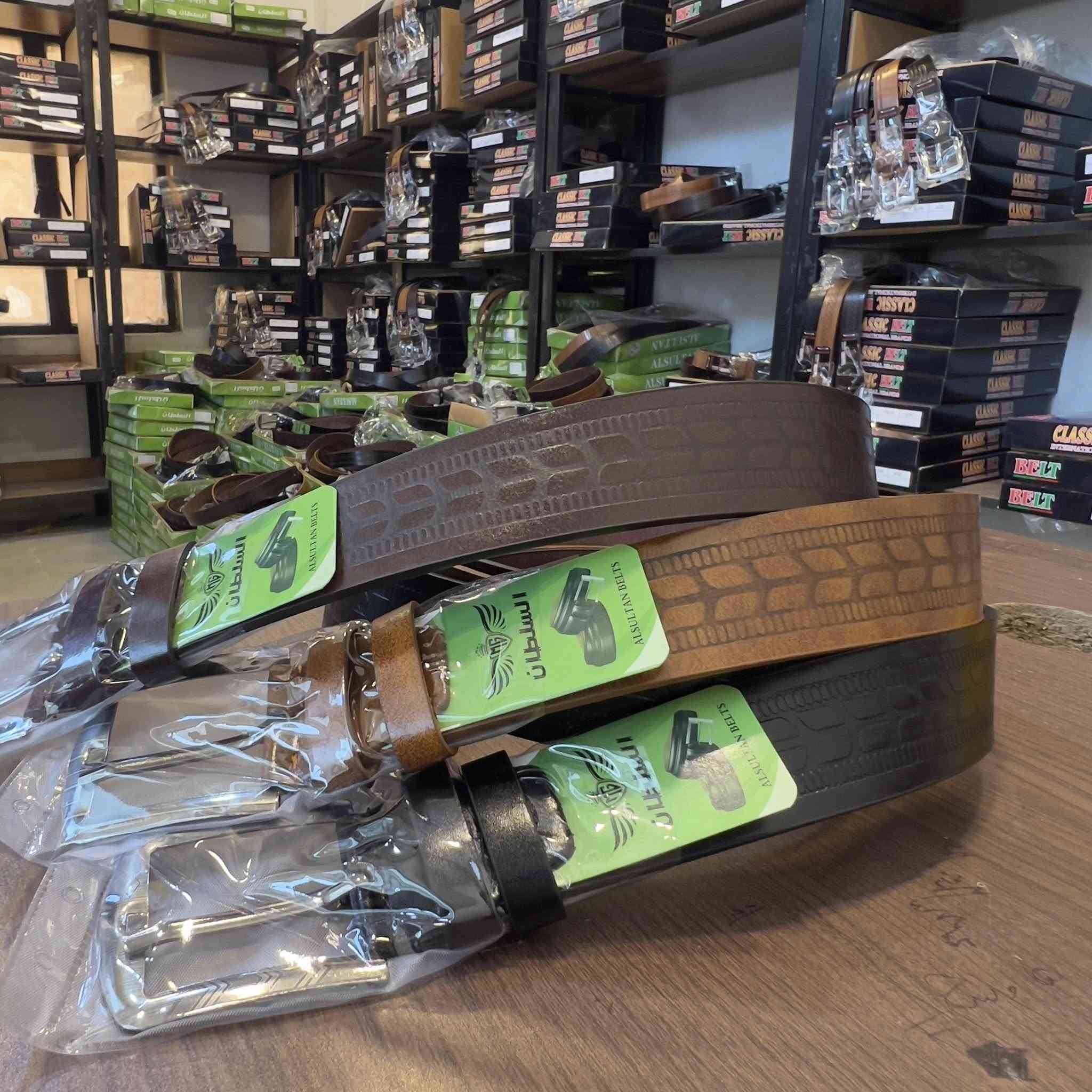 الحزام الشعبي السعر الذي لا يُنافس!
الدرزن مشكل اللوان وقياسات
12 قطعه داخل الدرزن وليس 10 قطع 
قياسات الطول داخل الدرزن 
110 120 130 
توزيع اللوان داخل الدرزن 
10 قطع اسود
2 الــوان 
للحجز او الاستفسار او طلب الموديلات
تواصل معانا ماسنجر او واتساب
***********
