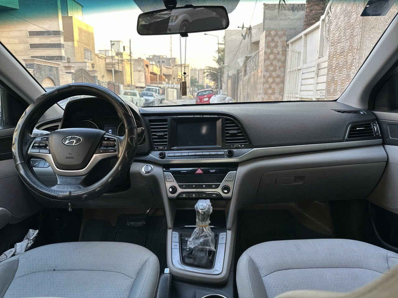 سلام عليكم النترا موديل 2017 بغداد باسمي سيارة جاهزة ماشية 90 الف استخدام شخصي حادث خلفي قبغ جنطة بدون ايرباك السيارة ليبل واحد بيها صبغ باب وهلا جاملغ خلفي  بصمة 
كشنات تدفئة 
صندوق ذكي 
رادار جانبي 
رادر خلفي 
ترحيب ابواب 
مكاني بغداد كرادة 
***********   السعر 117 بيها مجال
