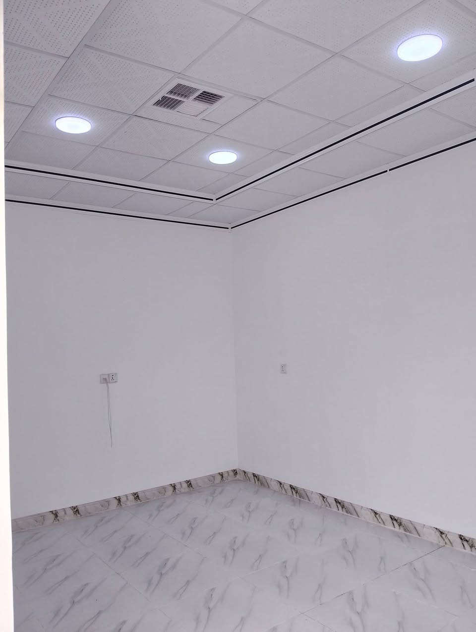 دار للبيع مساحة/104/مترمربع واجه 6.5 طابو صرف ب اسم شخص واحد 
بناء طابقين ب اشراف مهندسين فول كاشي فول مواصفات سقف ثانوي نظام تبريد مركزي واجهه ديكور فلين تركي .
_________________________________

مجموع غرف النوم في الطابق الاول والثاني (4) 
مجموع الحمامات والصحيات WC  الغربي في الطابق الاول والثاني (2)
مجموع الصحيات WC الشرقي (1) في الطابق الأول والثاني 
يحتوي على هول كبير في الطابق الاول وهول كبير في الطابق الثاني 
يحتوي كل طابق على مطبخ بارد + مطبخ حار  
يحتوي الطابق الأول فقط على غرفة ضيوف استقبال 
________________________
 العنوان كركوك قادسية الثانية ( خلف غسل الحجي  ) 
للاستفسار اكثر مراجعة مكتب النورين للعقارات والمقاولات او الأتصال على الارقام التالية 
( *********** ) واتسأب
