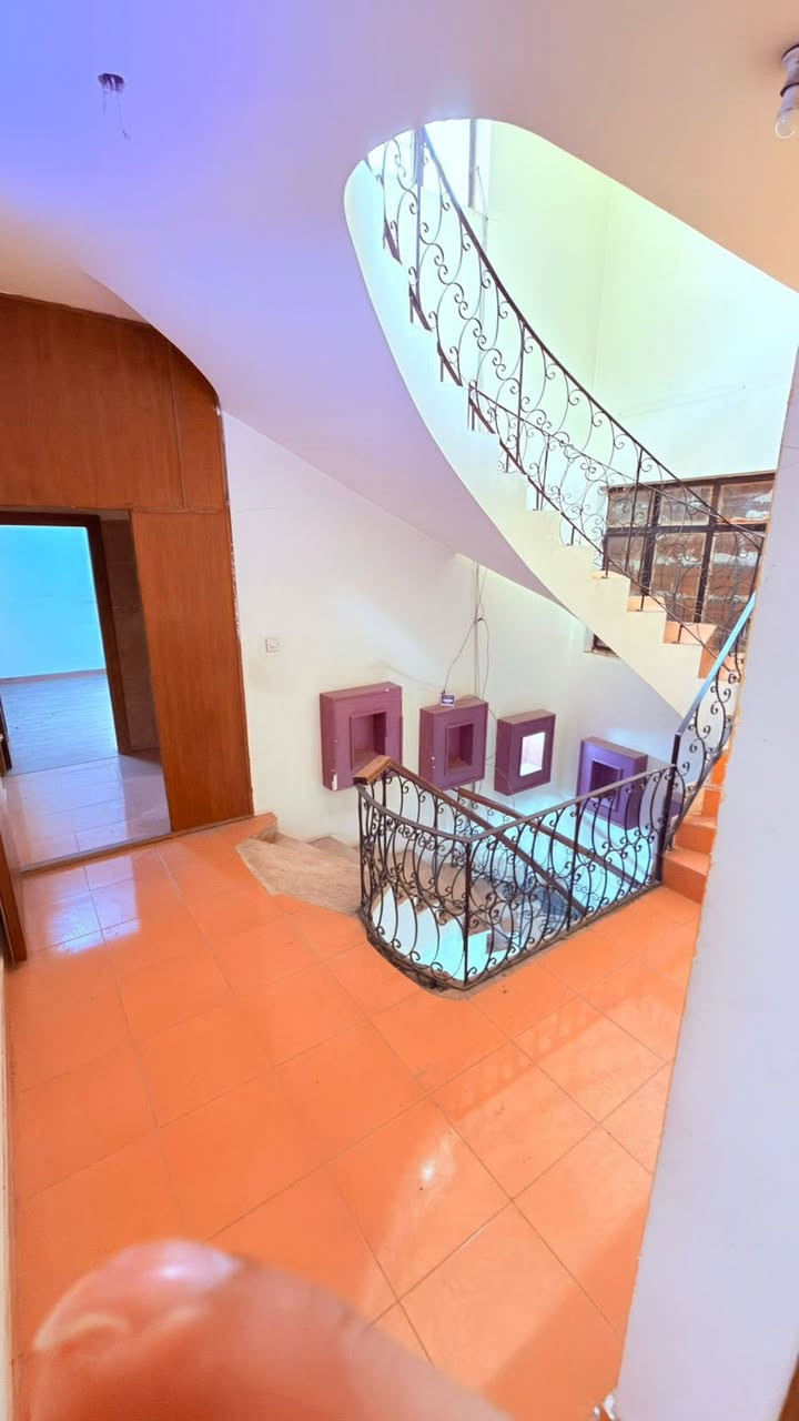 � بيت للإيجار في الكرادة داخل – قرب مجمع الليث
📍 موقع مميز وهادئ وقريب من جميع الخدمات

🔹 المساحة: 200 متر

🔹 4 غرف نوم

🔹 صالة عائلية واسعة

🔹 صالة ضيوف مستقلة

🔹 غرفة أطفال

🔹 2 حمام

🔹 قراج للسيارات

🔹 مدخلين للبيت

💰 الإيجار: حضورياً لو عند الاتصال. 

للأستفسار واتساب او الاتصال..***********☎️

رائد جودي او زياره المكتب الواقع فـي الكراده داخل قرب حسينيه عبد الرسول علي الاعظم📍

✨ البيت مناسب للعوائل ويتميز بمساحة مريحة وتقسيم عملي
