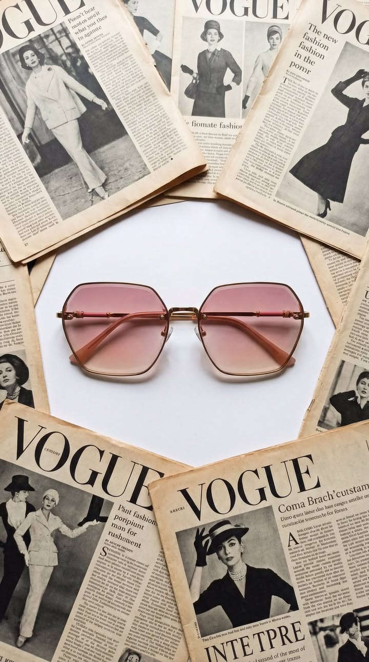 حيث تلتقي الحرفية بالخيال ✨💎
استمتعي بالفخامة المطلقة مع نظارة كارتييه السداسية. تصميم يجمع بين الدقة المتناهية في الإطار الذهبي والعدسات المتدرجة بألوان الأوركيد والوردي. قطعة لا تذبل بمرور الزمن، مصممة لمن يعشقون التميز الصامت والراقي.
لماذا ستحبينها؟
إطار ذهبي خفيف جداً يمنح راحة استثنائية.
تصميم سداسي عصري بلمسة كلاسيكية خالدة.
أذرع رفيعة تنتهي بلمسات وردية ناعمة تتناغم مع لون العدسات.
ملاحظه بدون حافضه

واتساب ***********
