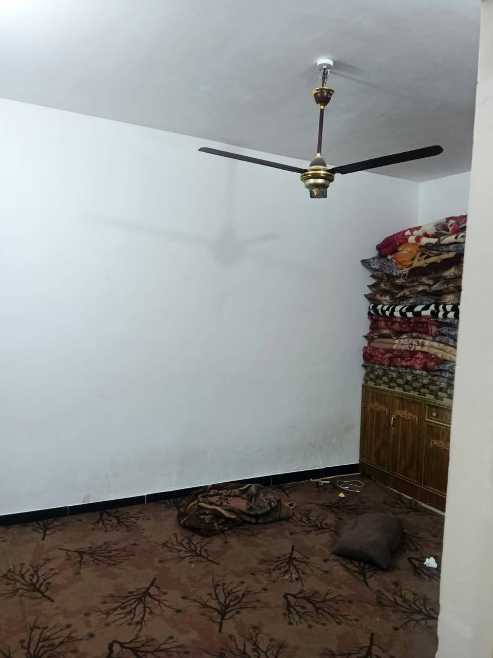 السلام عليكم بيت عامود123عقد زراعي  المساحه 100متر شغل درجه اولى كله بورسلين غرفه وصاله ومطبخ وصحيات للستفسار ***********
