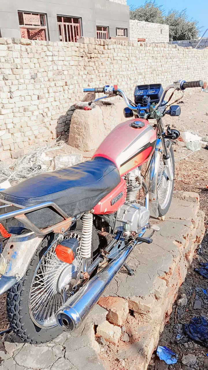 السلام عليكم دراجه ايراني للبيع اربعه كير دراجه كلك كلك كلك كلك السعر 350 وبيهه مجال مكفوله من السرقه مكاني ديوانيه شافعيه 
***********
