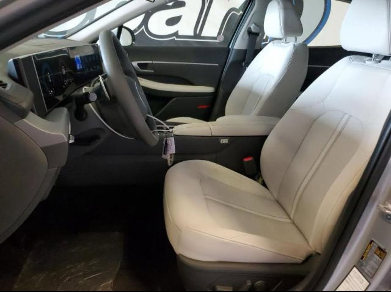 ًالسلام عليكم سوناتا 2025 بدون ايرباك ضررها واضح بلصوره وراجعه على البارد ماشيه 4 الالف زيرو مصلحه وجاهزه ما ناقصها برغي مواصفات بصمه ورادار امامي وجانبي ومواصفات ال SEL معروفه السعر 198 وبيها مجال بسيط مكان السياره بالعماره للاستفسار ***********
