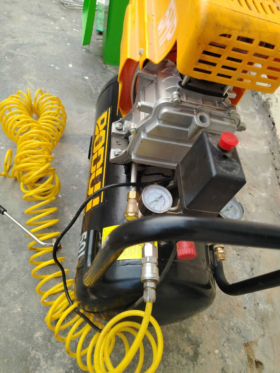 السلام عليكم كمبريسر 50لتر جديد اقل الشهر مستخدم نوعيه اصليه السعر 130وبي مجال ***********
