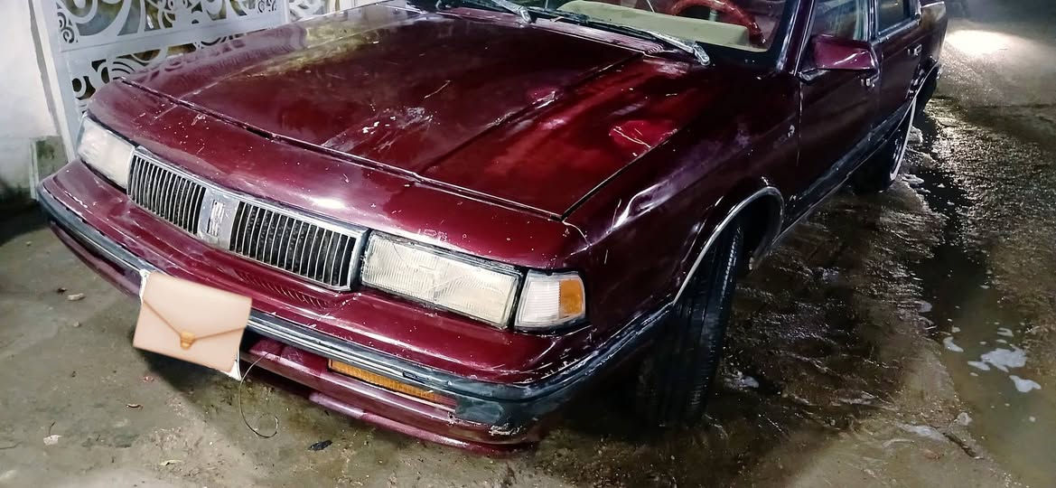اذا سمحلي صاحب الكروب 
عندي سيارة اولدز موبيل موديل ١٩٩١ بوليسي بحالة جيدة محرك ٣٣٠٠ 
محرك وكير خير من الله بطارية جديدة رقم ألماني ديالى تحويل ثاني يوم السعر ٢٦ ورقة رقم تليفوني ***********
