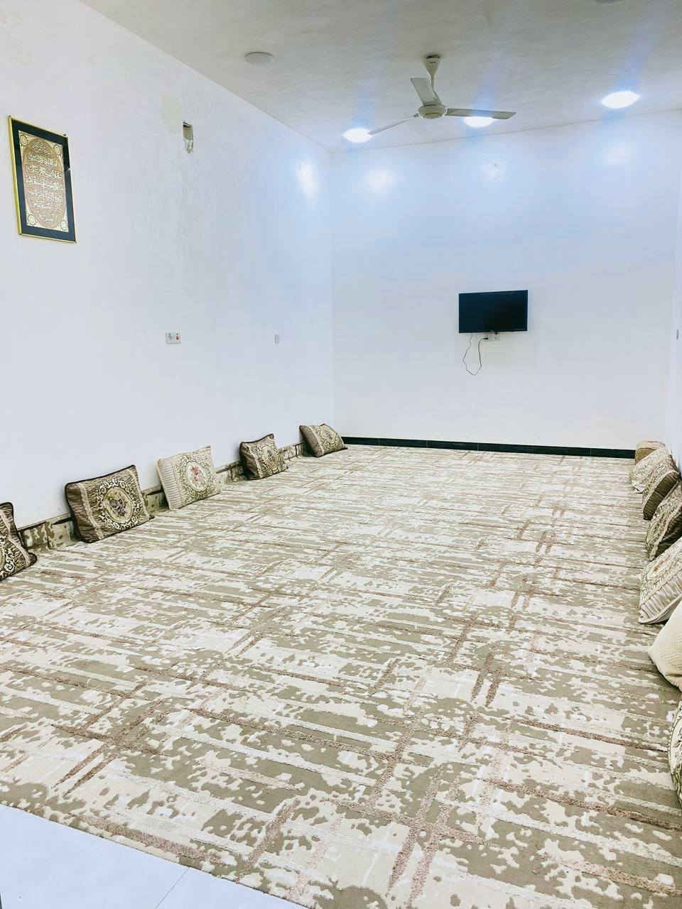 بيت 250 متر طابو أسهم في شارع السفينه بناء حديث السعر  148 وبيه مجال
يحتوي على ثلاث غرف صالة ديوانية مجاميع صحية داخلية وخارجيه مطبخ حار وبارد 
السفينة شارع مدرسة الواثق قرب مضيف هيئة سلطان القلوب
بناء حديث كافة الخدمات ماء+كهرباء+مجاري
رقم تلفون 
***********
