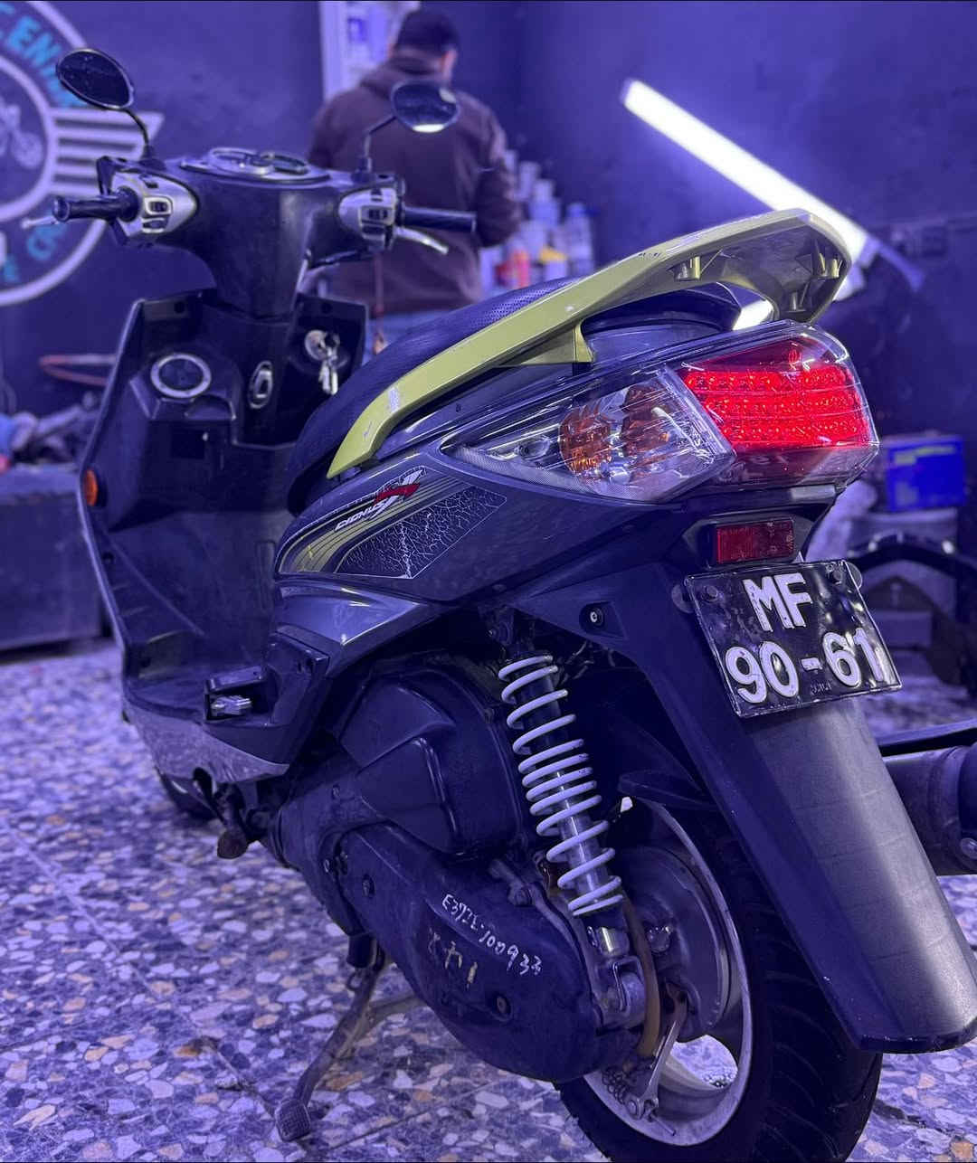 سلام عليكم
سكنس فحل طلاعات خمسينية دشبول احمر شرايط خضر 
ويالة بيض الدراجة بلادية من البرغي ومكفولة كفالة عامة مكينة وكفر وكلچات للأخير الدراجة مال جناي العنوان بغداد البنوك الشراي يتصل ***********
والمو شراي وميعرف بيهن لا يخابرني 👍🏻
