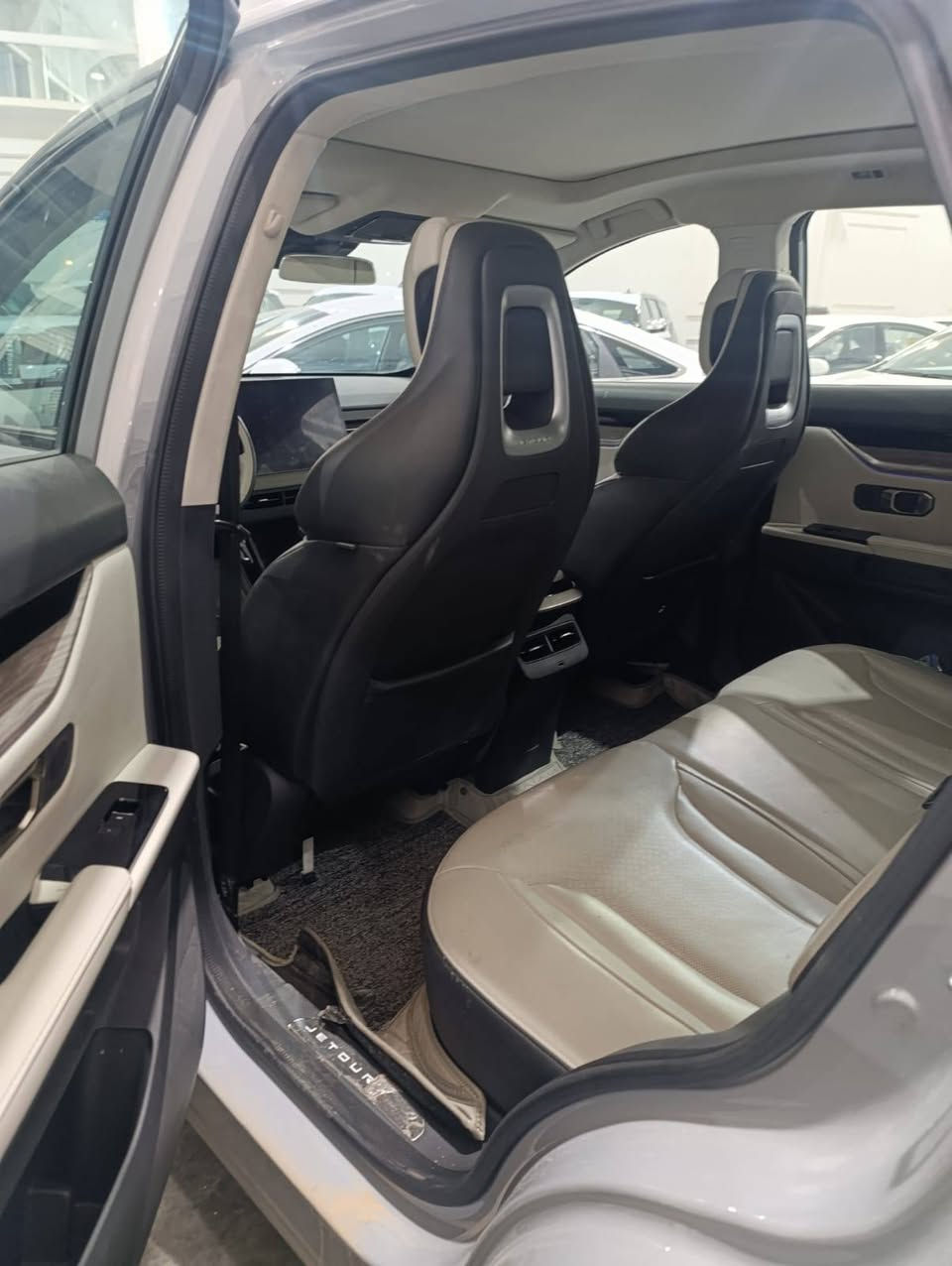 جيتور Dashing 1.6L Luxury
الموديل : 2024 
المحرك: 1.6 L تيربو 
القوة الحصانية : 197 حصان 
ناقل الحركة : 7 سرعات
الضمان الاساسي : 6 سنوات وعداد كيلومترات مفتوح. 
المواصفات:
*5 راكب 
ويل قياس 20 أنج 
بانوراما
كاميرا محيطية 360 درجة
ثلاجة 
شاشة التحكم 15.6 أنچ
شاشة لعرض القيادة 
شاشة لعرض البيئة 
التحكم بالمكيف لمس من خلال الشاشة 
التحكم الصوتي بنظم السيارة 
تشغيل عن بعد
تحذير مغادرة المسار
رادار امامي مع مانع تصادم أمامي 
تحذير النقطة العمياء 
شاحن هاتف لاسلكي
قبضات الأبواب مخفية 
مقصورة الركاب من الجلد
المقاعد الأمامية كهربائية مع ذاكرة 
المقاعد الأمامية تدفئة وتبريد 
مصابيح أمامية LED 
بلوتوث 
نظام المساعدة على النزول من المنحدرات 
المرايا الجانبية قابلة للطي كهربائيا
*صندوق كهربائي
حساسات امامية وخلفية
محدد سرعة
نظام المساعدة على القيادة 
مرايا بخاصية التعتيم الذاتي
دخول ذكي (بصمة)
عتبات الأبواب مضيئة 
انارة محيطية
انارة ترحيبية 
موسيقى ترحيبية 
هاند بريك كهربائي
مأخذ USB 
مؤشر لضغط الاطارات
*8 سماعات مع سماعات رأس في المقاعد الأمامية 
نظام فلترة الهواء وتنقيته
ماشية ٣٥ الف 
مكفولة من حادث او صبغ
بيها كم شخط بالدعامية
السعر ١٦٠ 
***********
