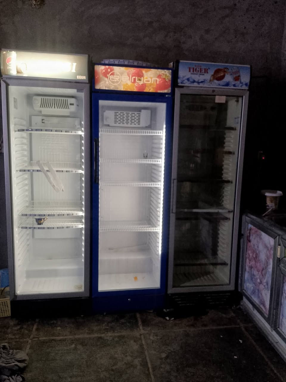 برادات عاموديه عدد 5جدد مستعملات شي قليل 450الف بغداد غزاليه ***********شرط ماواصلات تصليح
