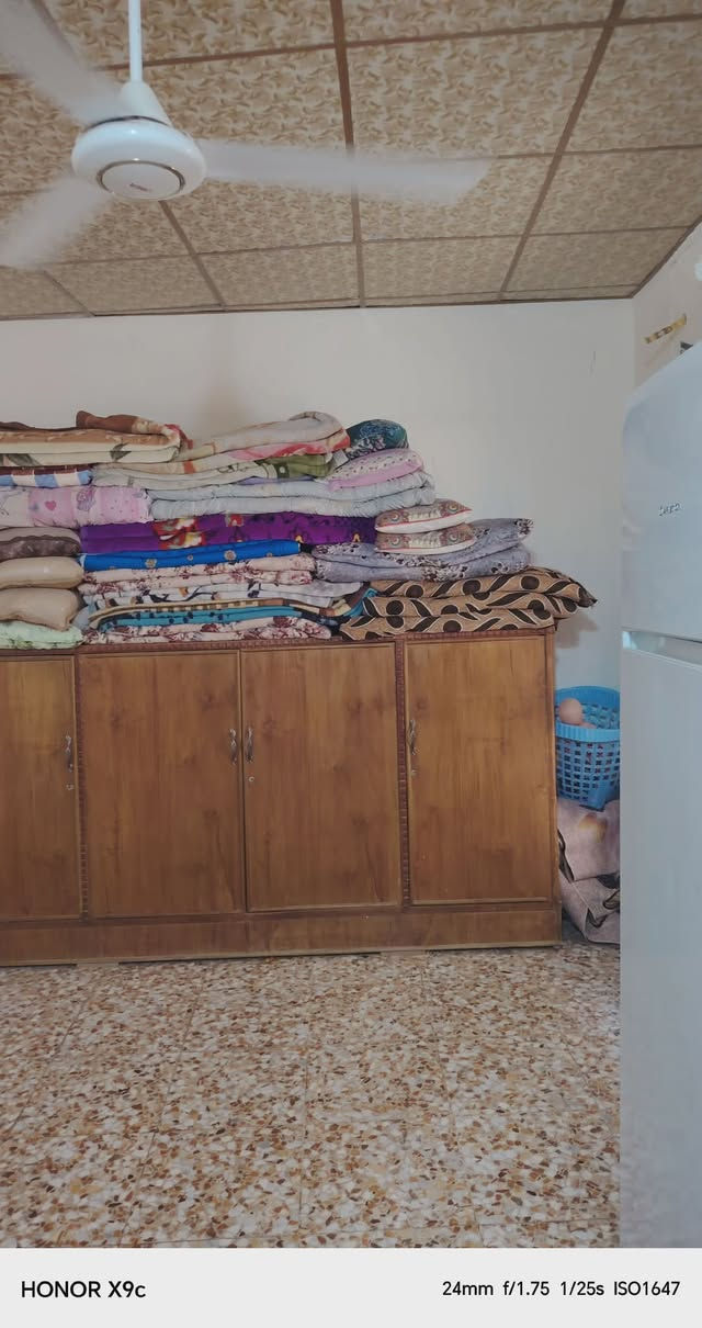 السلام عليكم بيت دولان 100 متر غرفتين وصاله و ستقبال ومطبخ  شارع 60 السعر ٤٣ وبي مجال للستفسار اتصل ***********
