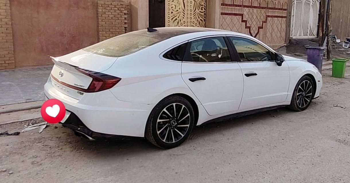 سلام عليكم للبيع او المراوس
📍 الموديل: سوناتا 2021 لمتدد
📍 المسافة المقطوعة:80,000 كم
📍 حجم المحرك: 1.6T
📍 الحالة: حادث خلفي (جاملغ + باب) صبغ

🔥 الميزات الداخلية والخارجية

📌 التجهيزات الفخمة

Head-Up Display
 (عرض بيانات السرعة والراديو على الزجاج)
ركن عن بعد
تقديم وارجاع السياره من البصمه
تشغيل عن بعد 
تدفئة وتبريد المقاعد
شاحن لاسلكي
سقف بانورامي
شاشة بدعم
✔️ Apple CarPlay
✔️ Android Auto
نظام صوت ممتاز: 12 سماعة BOSE
عدادات سرعة Digital

🪟 الراحة والتحكم

أبواب بدون مفتاح (بصمة) للسائق والراكب
هيتر بالمقود (Steering Heater)
مقاعد جلد كهربائية + ذاكرة إعدادات
هاند بريك كهربائي + Auto Hold
أربعة وضعيات للقيادة:
✔️ Normal
✔️ Sport
✔️ Smart
✔️ Custom
شفتات على المقود (Paddle Shifters)
إضاءة داخلية LED

🎥 الأنظمة الذكية والسلامة

كاميرات 360°
رادارات أمامية + خلفية + جانبية
نظام مراقبة النقطة العمياء
حساس تجاويز جانبي
كاميرات مرتبطة بالإشارات
توقف ذاتي أمامي وخلفي
مثبّت سرعة
تعتيم تلقائي بالمرآة الوسطية
المرآة تنزل مع الرجوع للخلف

💡 الإضاءة
ليت زينون 4 عدسات
بك لايت LED متصل

💰 السعر
💵 180 + قابل للتفاوض
📌 مكان السيارة: نجف
📞 للاستفسار:
***********
