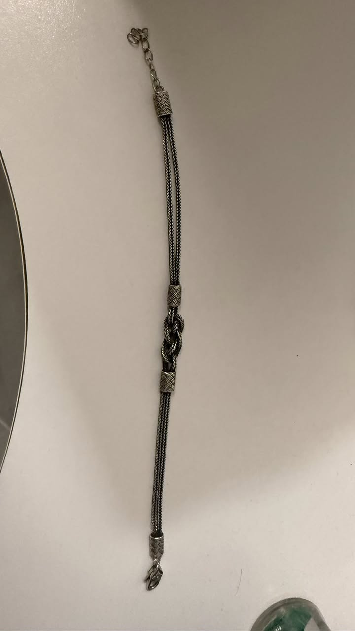 إلسلام  عليكم سوار فضه 925 مكاني بغداد سعر ١٠٠ وبي مجال شي بسيط رقم *********** نفسه جاي يبعوه ١٢٥ على بيجات
