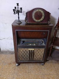 اخوان عندي راديو كرام عاطل وساعه شغاله وشمعدان انتيكات  تليفوني 077174...