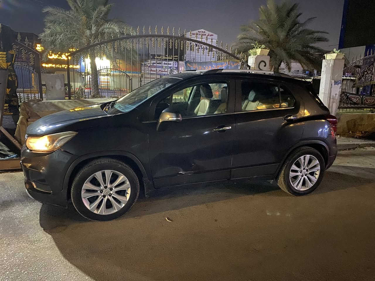 السلام عليكم  
شوفر تراكس 2018 فول مواصفات LTZ 
اعلى فئة بسيارات 
تحكم ستيرن 
بصمة 
بانور راما 
داخل جديد كلش 
سيارة نضيفة 
فقط بيها براد دهن  لان خابطة 
بس سيارة شغالة كلشي مابيها 
ابيع ادوات ادوات  مكصوصة 
وًمراوس عادي 
عنوان بغداد 
***********
رقم اربيل
