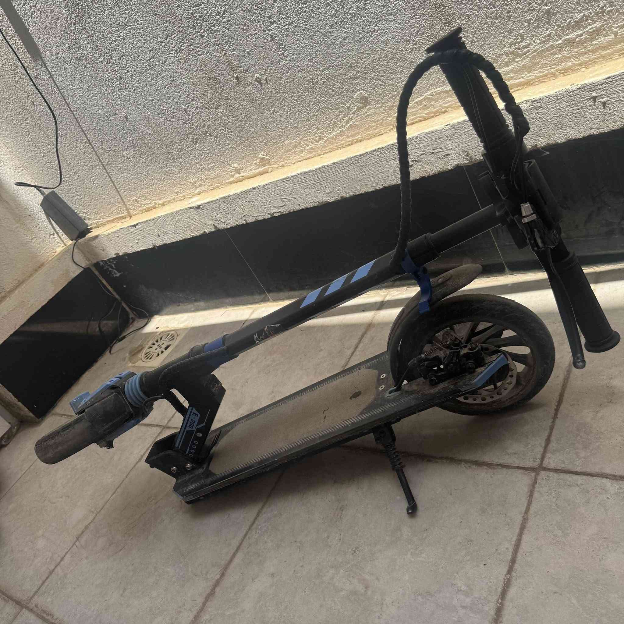 سكوتر كهربائي للبيع جديد يمشي ومابي اي عطل السعر ١٢٥ الف
0771 346 7123

0775 268 4413
