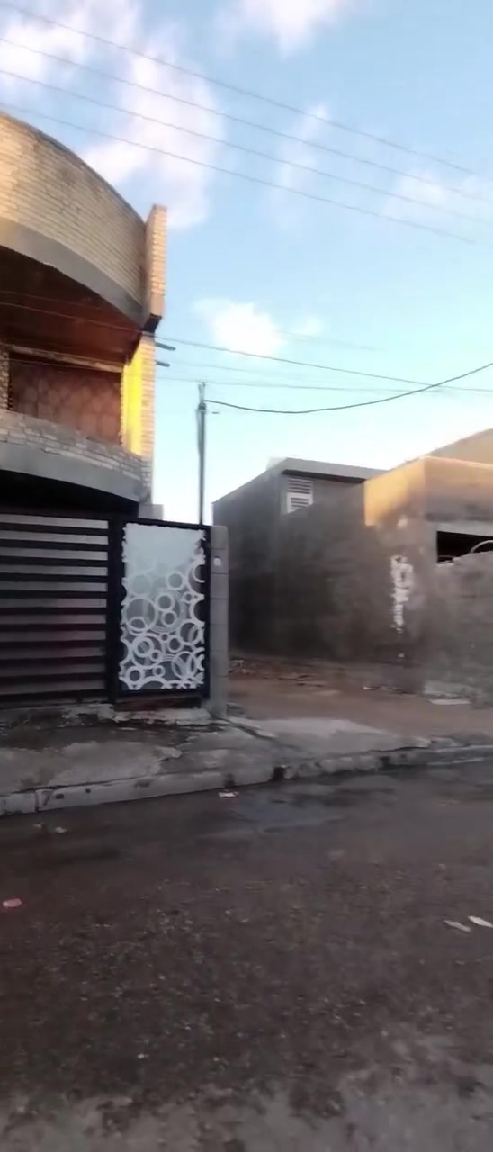 بيت للبيع 150 متر واجهه 6 نزال 25
الطابق الاول استقبال ومطبخ وصحيات خارجيه وداخليه وغرفتين نوم ومنورين
الطابق الثاني ثلاث غرف وصحيات والطابق الثالث سطحين وبيتونه
البيت نقصه كاشي وواجهه ومحجر الدرج الثاني فقط

المكان حي الفرات _الهياكل قريب علشارع العام

السعر 345 وقابل للتفاوض

للاستفسار مراسله الخاص او الاتصال على الرقم ***********
