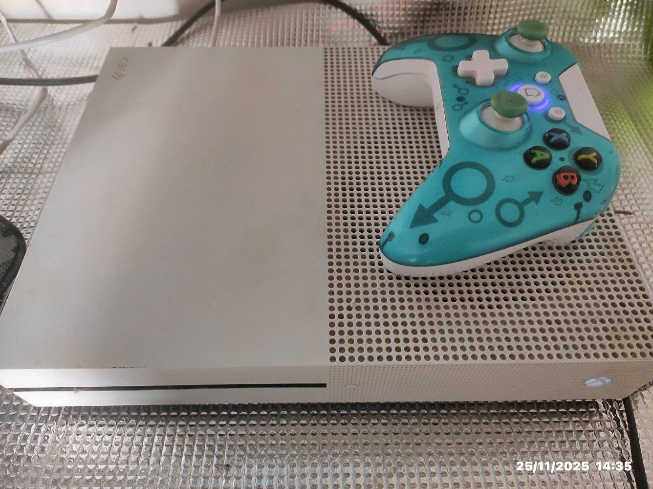 اكس بوكس1للبيع جهاز نضيف وجديد ١واحد تيره مكان نجف مشخاب السعر ١٢٥