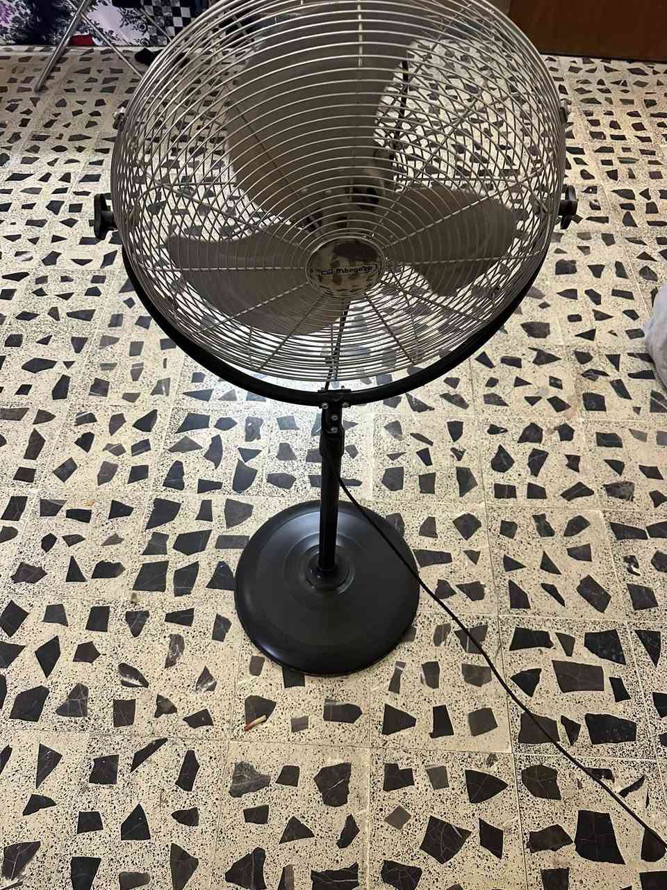 مروحه للبيع نظيفة جداً استعمال قليل  السعر ٤٠الف  *********** كهرباء مو شحن
