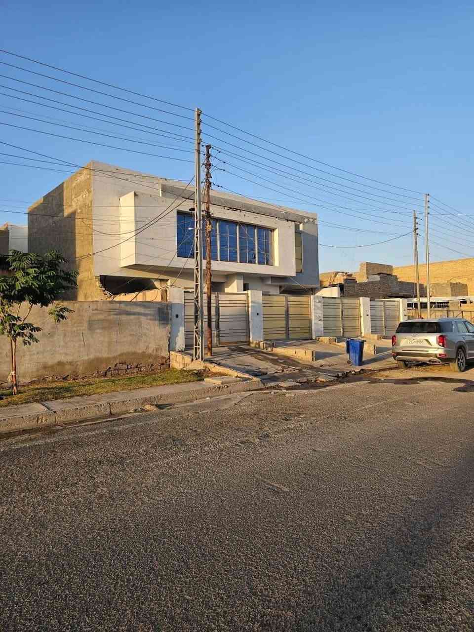 ⭕️تسلسل: 1052
🏚عقار للبيع بمساحة ٤١٦ م يحتوي على اربع مشتملات مستأجرة جميعها 🏚
🌹على بركة الله🌹

🔹العنوان: الفلوجة حي الشهداء الاولى على شارع ٢٠م قرب جامع الرقيب الفرع المقابل لجميعة نور الفرات التجاري
📍طابو صرف سند
📍 شارع: ٢٠ م
📍المساحة بالسند: ٤١٦ م٢
📍الابعاد: ١٦م ❌ ٢٦م
🔹بناء طابوق ٢٠٢٤
🟢المشتملات مستأجرة جميعها ببدل ايجار شهري (١،٨٠٠،٠٠٠) مليون وثمانمائة الف دينار 

🟡يحتوي على اربع مشتملات كل طابق يحتوي على مشتملين وكل مشتمل يحتوي على
غرفتين نوم واستقبال وصالة ومطبخ وحمام وصحيات 

✅سعر البيع للعقار: ٥٧٥ مليون دينار قابل للتفاوض 

‏‎ ‬ 🟢مكتب دجلة الهندسي للعقارات حي الجولان قرب صناعة الجولان للسيارات مجاور سوبر ماركت الهلال
للاستفسار الاتصال على
‏‭***********
***********
