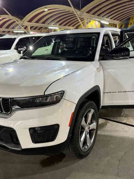 السلام عليكم 
للبيع جيب كراند شيروكي 2021 رقم اربيل 7 راكب ماشيه 37 الف ميل ليمتد فول الفول حادثه جدا بسيط بدون ايرباك فقط خشم البنيد السياره كامله من كلشي بدون نقص ابدا السياره وكاله من شركه شيروان  السعر 32 الف دولار وبيه مجال مكان السياره بغداد زيونه الي يحب يستفسر الاتصال ع رقم *********** ومن الله التوفيق
