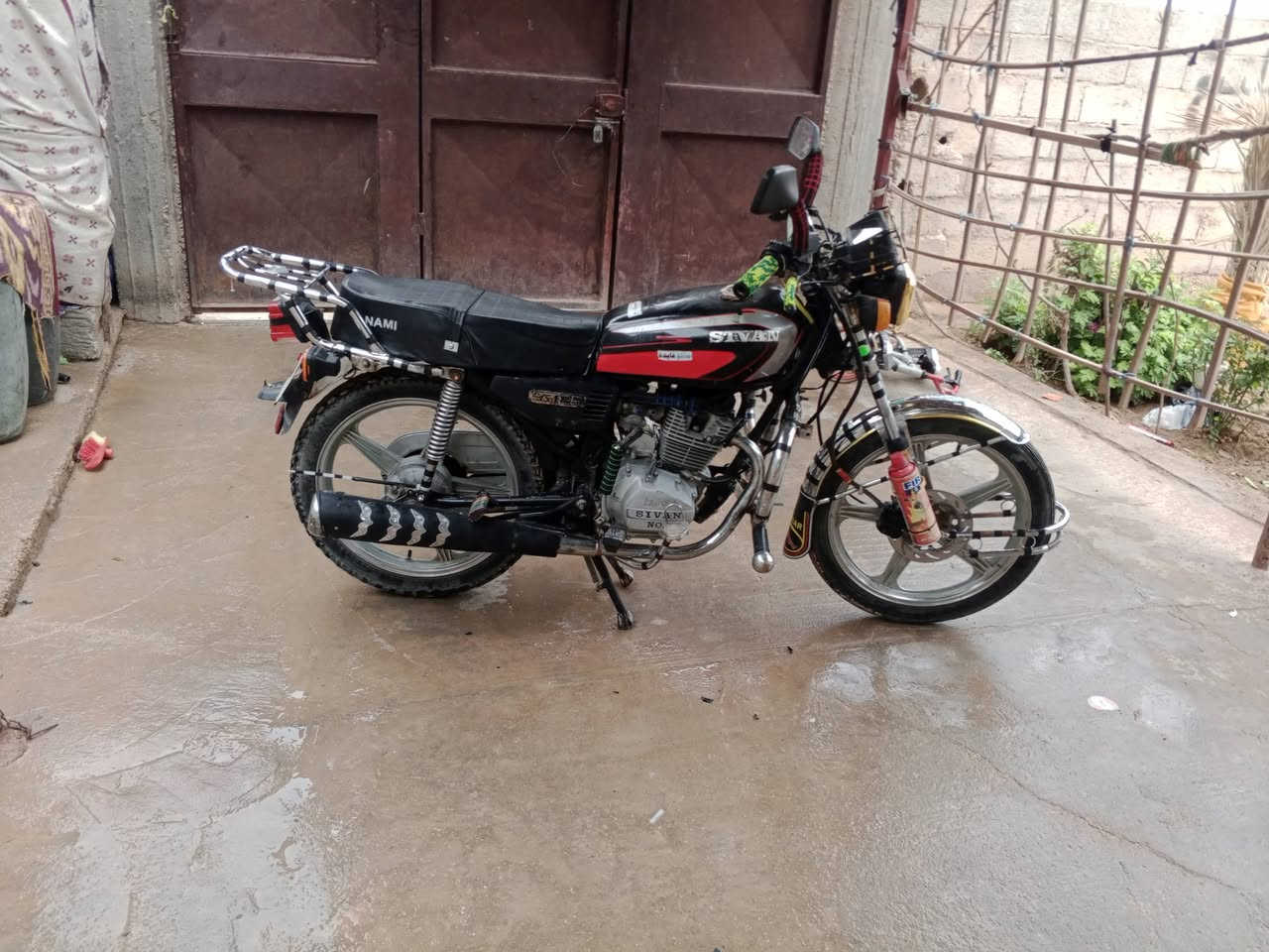 موطور للبيع او للمراوس موديل 20
محركه صوته صافي ونشاط زين  نضافه گدام عينك كهربائياته كلها شغاله كامله وياله عدله ميل دبلات شغاله والگشر ينشاف بالعين/ 
السعر 400 وبي مجال/ مكاني القائم حي غزة
باقي التفاصيل خاص او الأتصال عل رقم/ ‏‪***********‬‏
