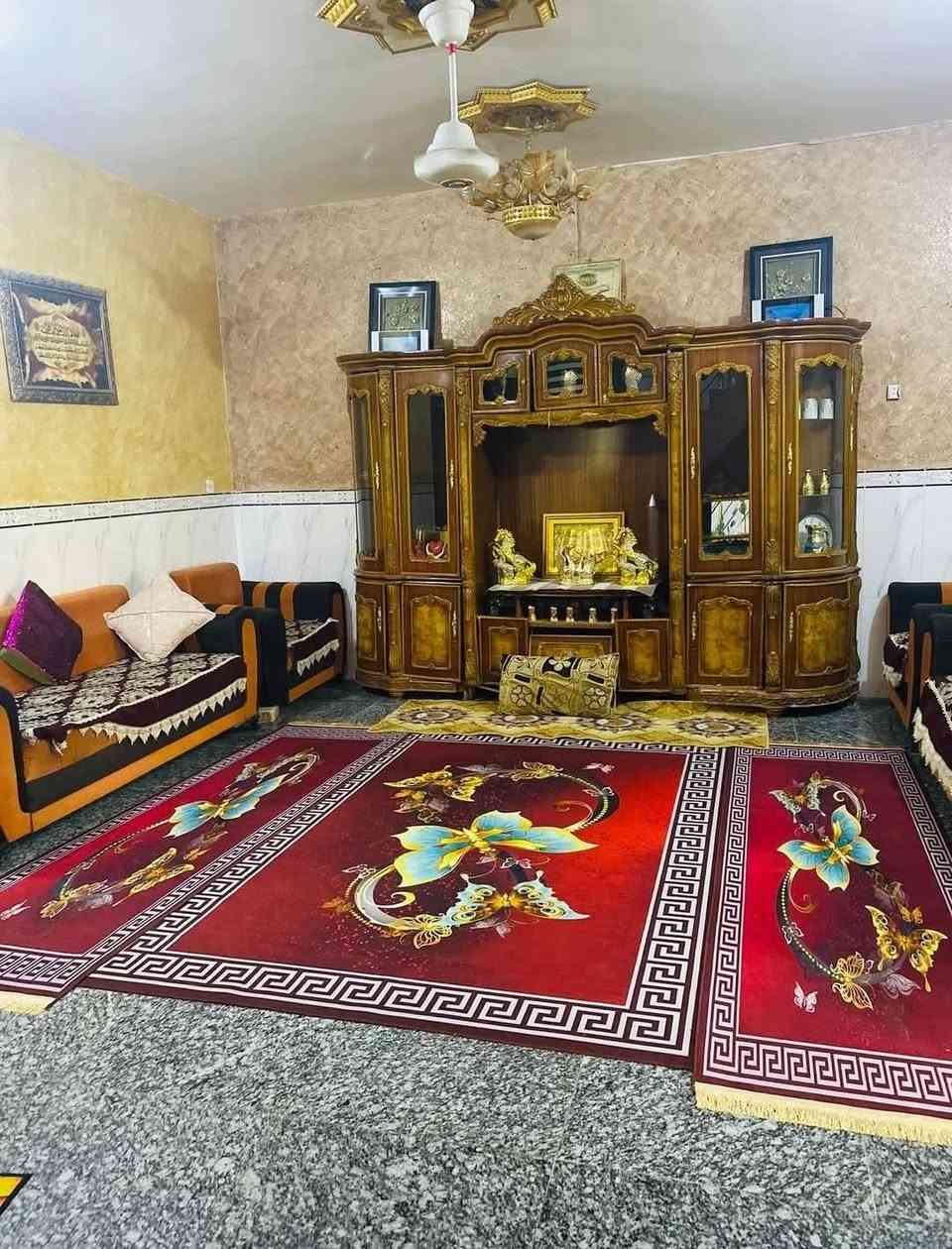 السلام عليكم بيت للبيع مساحته 400 يحتوي ع استقبال وهول وغرفتين ومطبخ حار وبارد وصحيات دخليه وخارجيه سند 25 ويحتوي ع محل مكان البيت حله كريطعه مقابل سيطره الوزير السعر 120 وبي مجال الاستفسار الاتصال ع الرقم ***********

