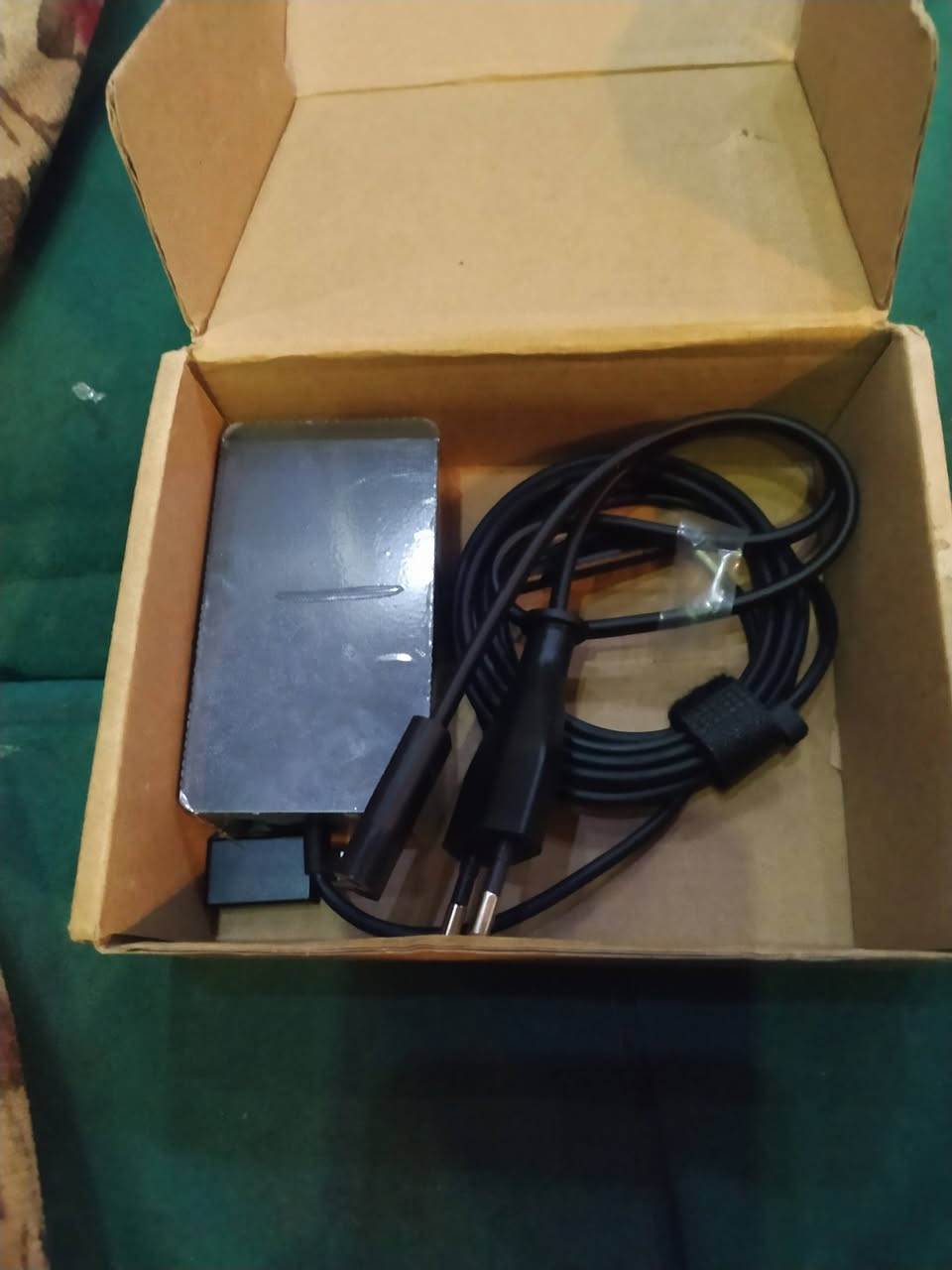 محول طاقة (شاحن) لجهاز مايكروسوفت سيرفس (Microsoft Surface).
بناءً على الصورة ونتائج البحث، قد يكون أحد الموديلات التالية:

شاحن 44 واط (15 فولت، 2.58 أمبير): متوافق مع Surface Pro 3/4/5/6/7، Surface Laptop، و Surface Book.

شاحن 65 واط (15 فولت، 4 أمبير): متوافق مع الموديلات الأحدث والأقوى مثل Surface Pro 8

تتميز هذه الشواحن عادةً باحتوائها على منفذ USB إضافي لشحن الهواتف.

شاحن سيرفيس برو 44 واط، 15 فولت 2.58 امبير، مايكروسوفت سيرفس ...

أهم النقاط البارزة · الإدخال: تيار متردد 100-240 فولت (الاستخدام العالمي) الإخراج: 15V 2.58A 44W. · مع منفذ USB: 5 فولت 1 امبير، USB 2.0. اشتري شاحن سيرفيس برو ...


**إذا كنت صاحب هذا الإعلان وتريد حذفه لأي سبب، رجاءا أرسل رسالة إلى الدعم الفني**