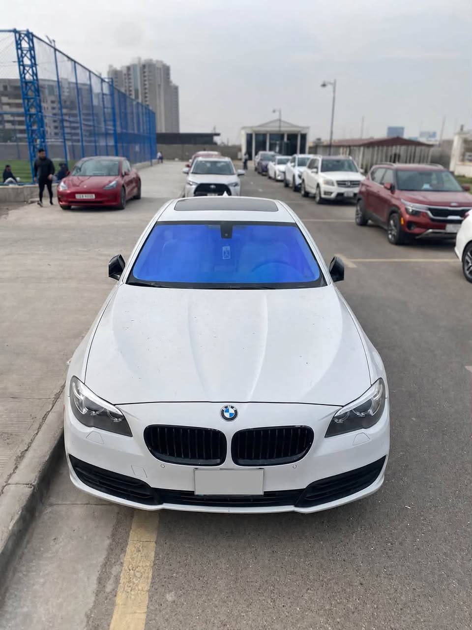 السلام عليكم
BMW 528i توين تيربو

السيارة فول مواصفات على اخر حباية وجديدة مال جناي
(ملاحضة السيارة مضلله)

    BMW 528i
* السنة: 2014
* الفئة: الفيس لفت (LCI)
* الابواب: 4 أبواب شفط 
* 4: ابواب بصمات
* الدفع: خلفي (RWD)

المحرك

* الكود: N20
* السعة: 2.0 لتر
* 4 سلندر توين تيربو TwinPower Turbo
* حقن مباشر
* نظام Valvetronic وDouble VANOS
* القوة: 241–245 حصان (حسب السوق)
* العزم: 350 نيوتن.متر
* تيربو Twin-Scroll
* نظام Start/Stop.  

ناقل الحركة

* أوتوماتيك 8 سرعات ZF Steptronic
* تبديل يدوي (+/-)
* أوضاع القيادة:
    * ECO PRO
    * Comfort
    * Sport
    * Sport+ (حسب التجهيز).  

* سعة خزان الوقود: 70 لتر

* مصابيح LED أو زينون حسب الفئة
* LED نهارية (Angel Eyes)
* حساسات أمامية وخلفية
* كاميرا خلفية (اختياري)
* فتحة سقف كهربائية
* مرايا كهربائية مع طي
* إضاءة ترحيبية بالمقابض (حسب التجهيز)

* شاشة iDrive كبيرة
* نظام ملاحة GPS
* بلوتوث
* USB وAUX
* تحكم من المقود
* مثبت سرعة
* تشغيل بزر Start/Stop (بصمة)
* تكييف أوتوماتيك ثنائي المناطق
* مقاعد جلد كهربائية مع ذاكرة
* إضاءة داخلية Ambient Light

* ABS
* ESP
* Traction Control
* Hill Start Assist
* Brake Assist
* TPMS مراقبة ضغط الإطارات
* ISOFIX لمقاعد الأطفال

* تعليق مستقل أمامي وخلفي
* توجيه كهربائي
رقم بغداد مكان السيارة كذلك بغداد 

بيها ضربة خفيفة بالجامغ الخلفي وراجع نفسة ضرر بسيط جداً 
بالاضافة الى تبديل الباب الامامي والخلفي جهة سايق اصلي نفس اللون اثر شخط

السعر: 155 بيها مجال بسيط 
 رقم الهاتف ‭ ***********‬
