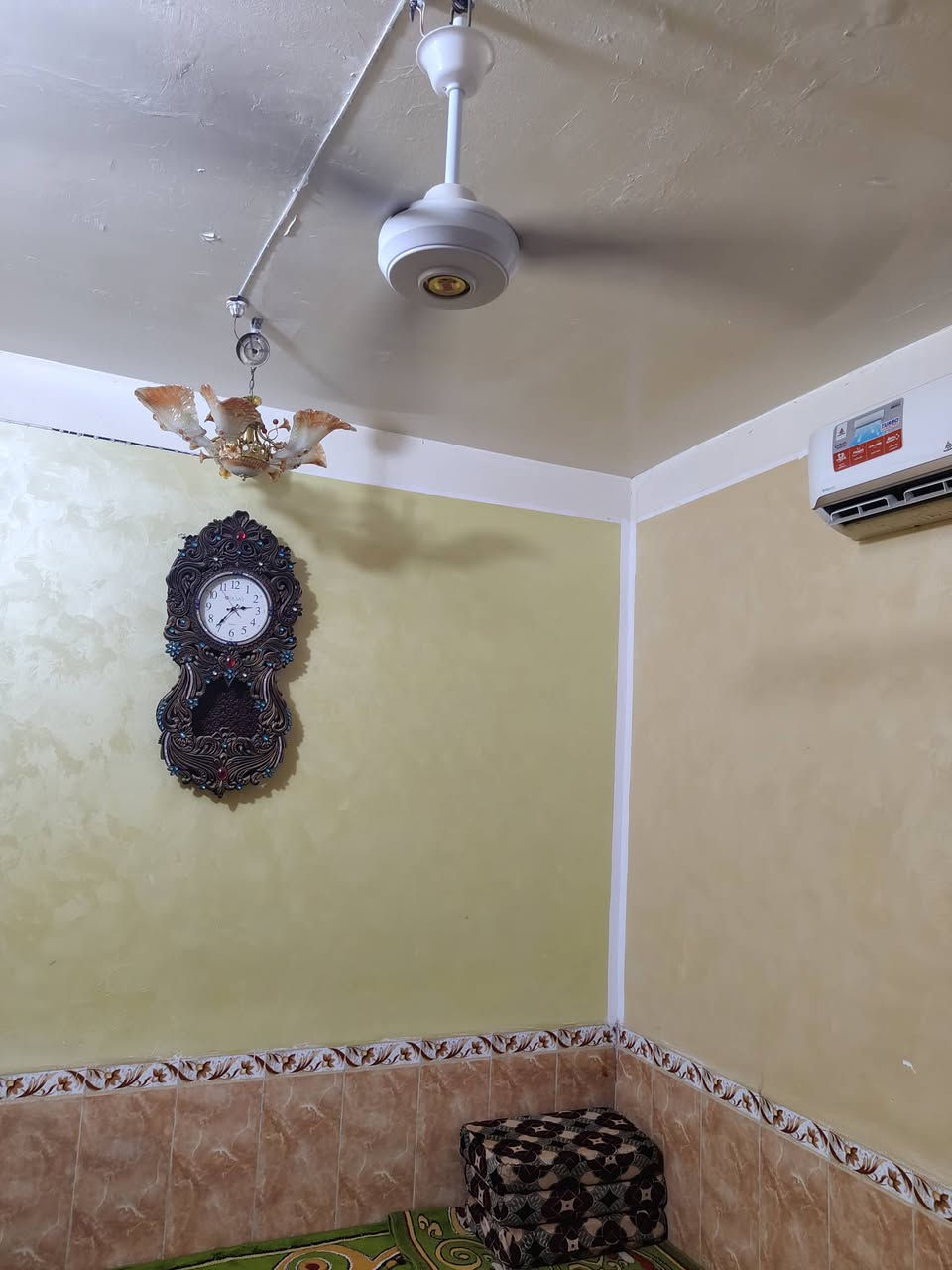 بيت طابو صرف للبيع
مساحة 120 متر 

مكونات البيت غرفه نوم وصاله ومطبخ وديوانيه وصحيات وساحه 

الموقع العكيكة قرب متوسطة الفراهيدي ومركز الشرطة الجديد 

السعر كلش مناسب 46 وبيه مجال للشراي 

للأستفسار الأتصال ع الرقم ‏‪0788 552 6646‬‏
