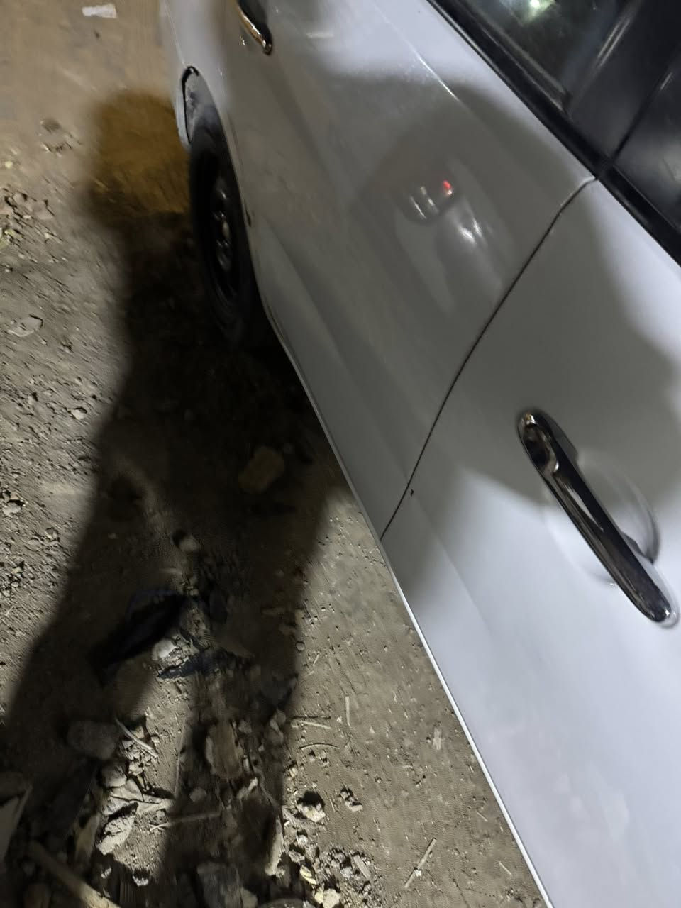 نيسان سني 
1-موديل 24
2-ماشية 57الف 
3-مابيه حادث بيه طخات بسيطة +بيه شخص بل باب 
4-مكان سيارة البصره 
5-سعر 116 وبية مجال
***********
