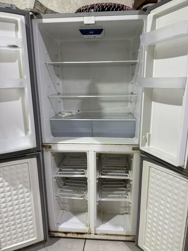 ثلاجة 4بيبان للبيع تشتغل بس ما تبرد الثلاجه مثل ما بالصور نظيفه بس تحتاج صيانه السعر 250وبيها مجال مكاني الزبير رقم  ***********

