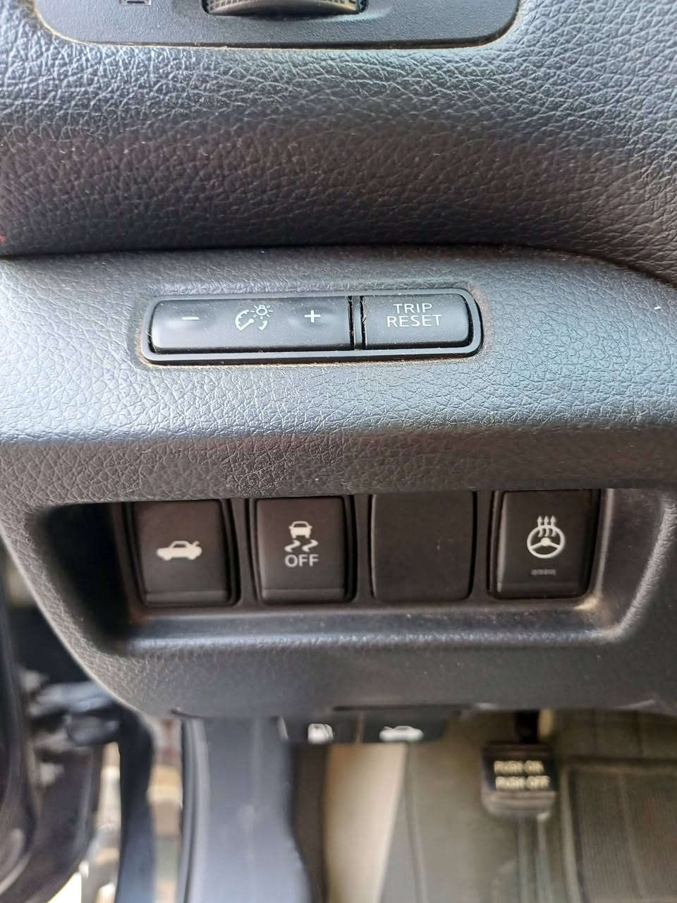 سلام عليكم
نيسان التيما موديل 18 فئة SV
فتحة+ بصمة تشغيل وابواب +رادار +تحكم ستيرن كامرة 
كشنات جلد كهرباء تدفئة+ تبريد قطعتين +تشغيل عن بعد 
مبدل كير جديد مال موديلهة وشادلهة براد تبديل صدر جديد قبل شهرين رقم نجف انكليزي بأسمي تحويل مباشر 
السعر 120$ بيهة مجال لشراي 
(***********)
