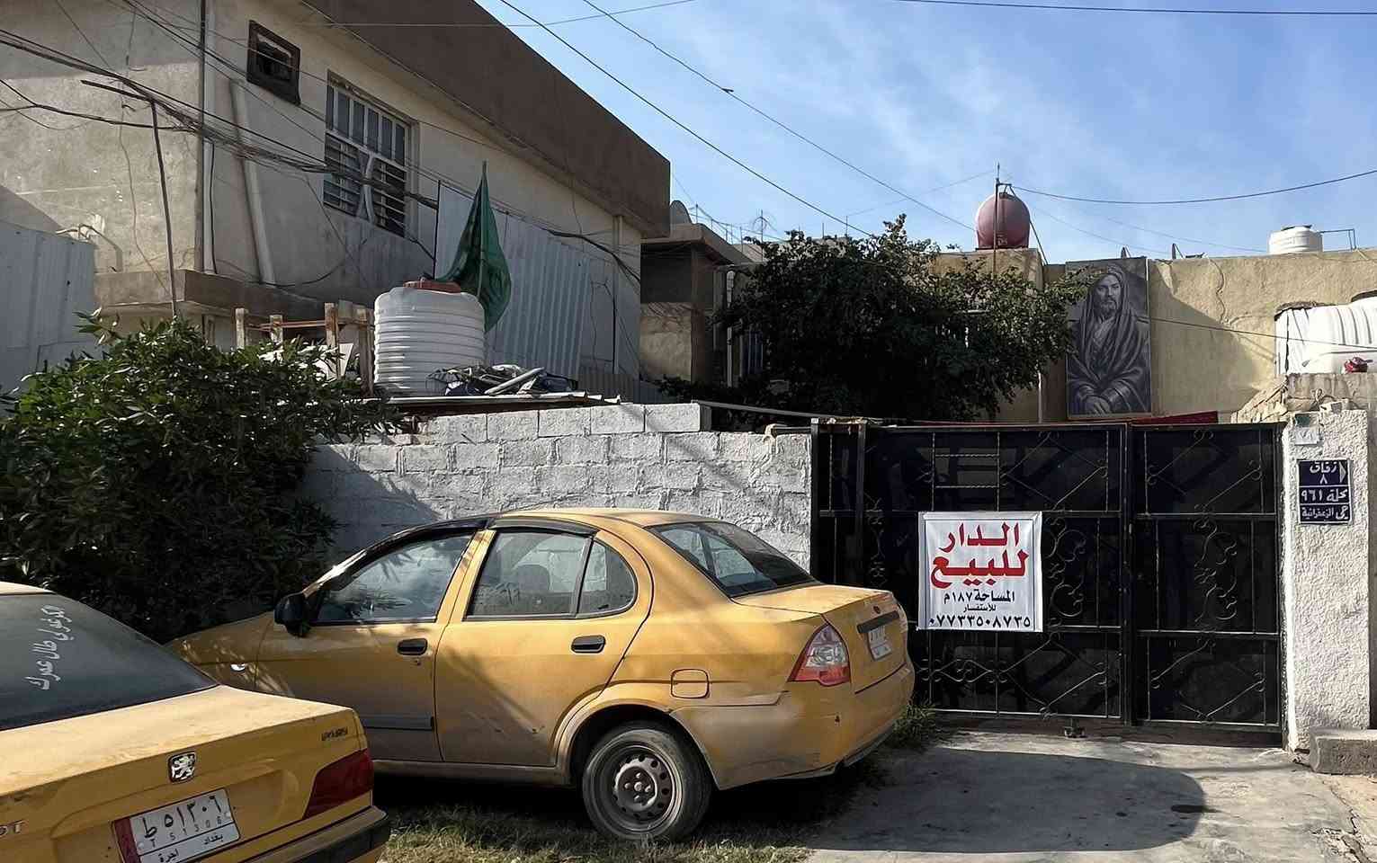 السلام عليكم . 
بيت للبيع في الزعفرانيه 
حي الربيع ( شارع البطل ) 
نوع العقار ( طابو صرف )
البيت يتكون من طابقين الاول ( استقبال وغرفه نوم وصاله ومطبخ وصحيات خارجيه ) 
الثاني ( غرفتين نوم وصحيات )مع كراج كبير وحديقه
187م
بناء البيت قديم 
الاستفسار الاتصال بالرقم *********** 
او مراسله الصفحه كوري الكرغولي
