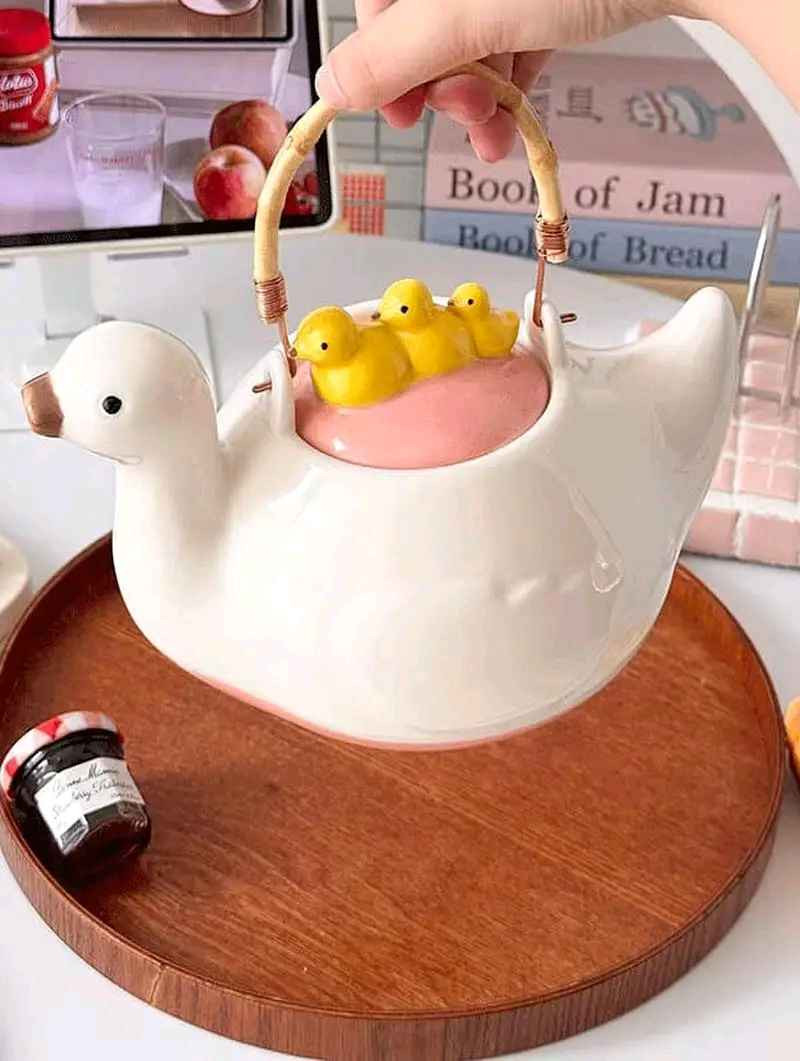 قوري شاي بتصميم البطات الثلاث
تصميم مبتكر على شكل بطة مع ثلاث بطات صغيرة تضفي لمسة من المرح والجمال.
مصمم من مادة السيراميك عالية الجودة التي تضمن المتانة والمظهر الجذاب.
مزود بمقبض معدني ذهبي يسهل حمله.
سعة جيدة للاستخدام اليومي مع تصميم سهل الاستخدام.
قوري سيراميك مزخرف بتصميم بطة.
للحجز والاستفسار مراسلة الصفحه تتوفر خدمة توصيل لجميع المحافظات سامراء, صلاح الدين


**إذا كنت صاحب هذا الإعلان وتريد حذفه لأي سبب، رجاءا أرسل رسالة إلى الدعم الفني**