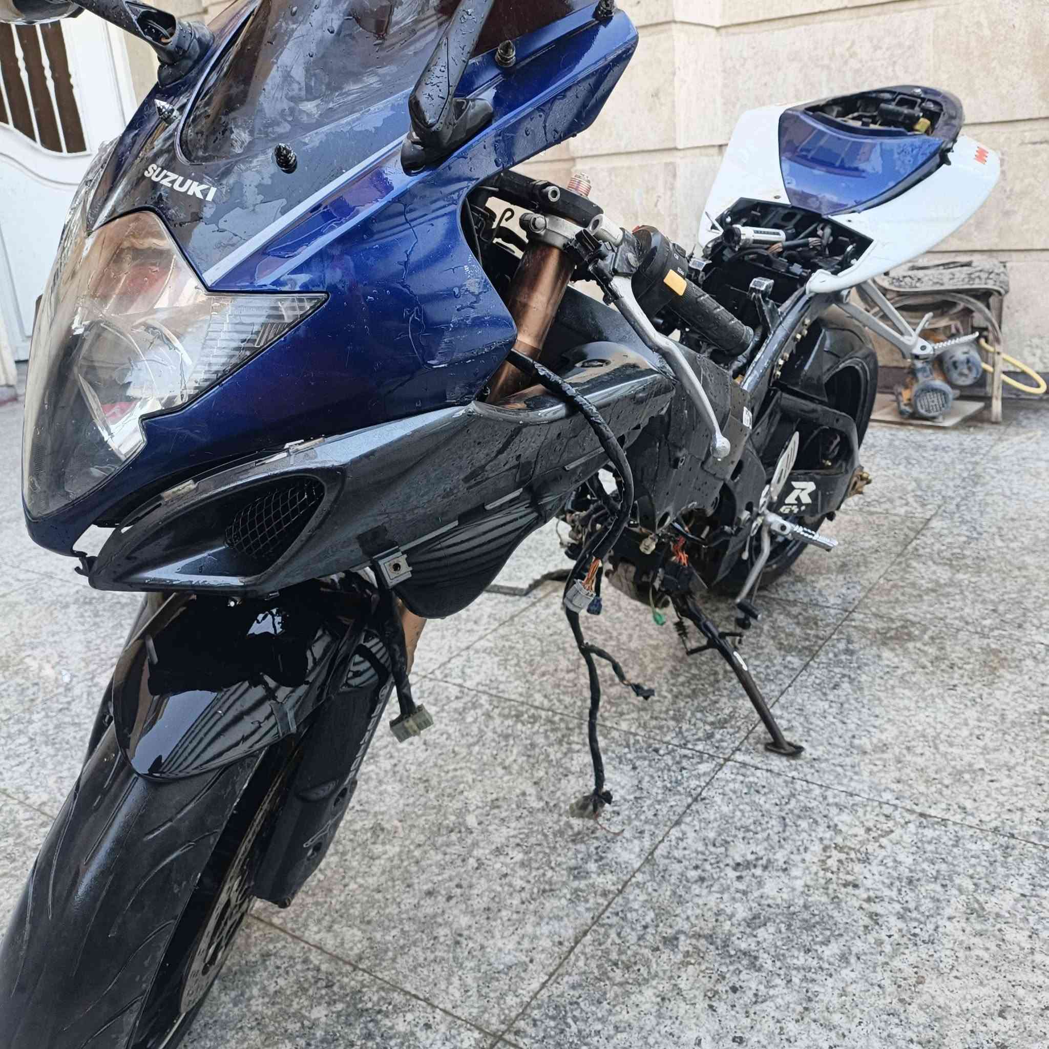 السلام عليكم للبيع  SUZUKl GSX R موديل 2006 مرقم بغداد تحويل ثاني يوم مشروع وطني مكينتهه كايمه كل تفرعاتهه حته كهربائيات تانكي كله موجود انطيك دراجه كامله بس مفصخه  
عقل ضفيره كهربائيات كله شغال ميه بل ميه شباب الدراجه مرقمه 
اول مفتحو الترقيم يعني لامرمز ولاشي بلاد وتحويل ثاني يوم بأسمك موتجيني ودكلي تفاصيلهه هاي تفاصيل كلهه كدامكم السعر 18 كامل معه الرقم مكاني بغداد بلدوره حي اسيا وهاذه رقمي ***********
