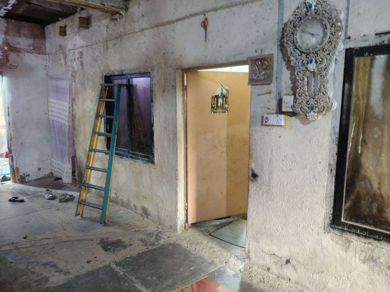 سلام عليكم بيت للبيع موقع حي العسكري ثاني مقابيل مدرسة صينية فرع مقابيل جامع حسين مساحة بيت 200 متر يحتوي 3 غرف واستقبال حمام تواليت بيت ملك سعر بيت 100 وبي مجال ***********
