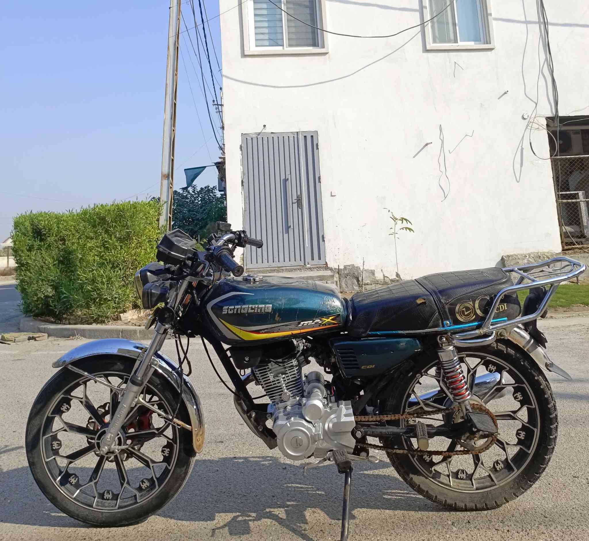 للبيع سونلنك 5 گير مديل 24 اوراق كاملة سلف وهندر مكينة حلوة صالنصة كاتم اشاير لايت طسة ناعمة بس الباتري ضعيف ترايك بعيد بيها شاحنة وحاظن جهاز رايدها 650 وبيها مجال مكاني بغداد البياع الشراي يتصل ***********
