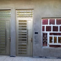 دار مساحه 100م بناء مسلح جديد طابق واحد جاهز بيه حوش واستقبال مع ممر و...