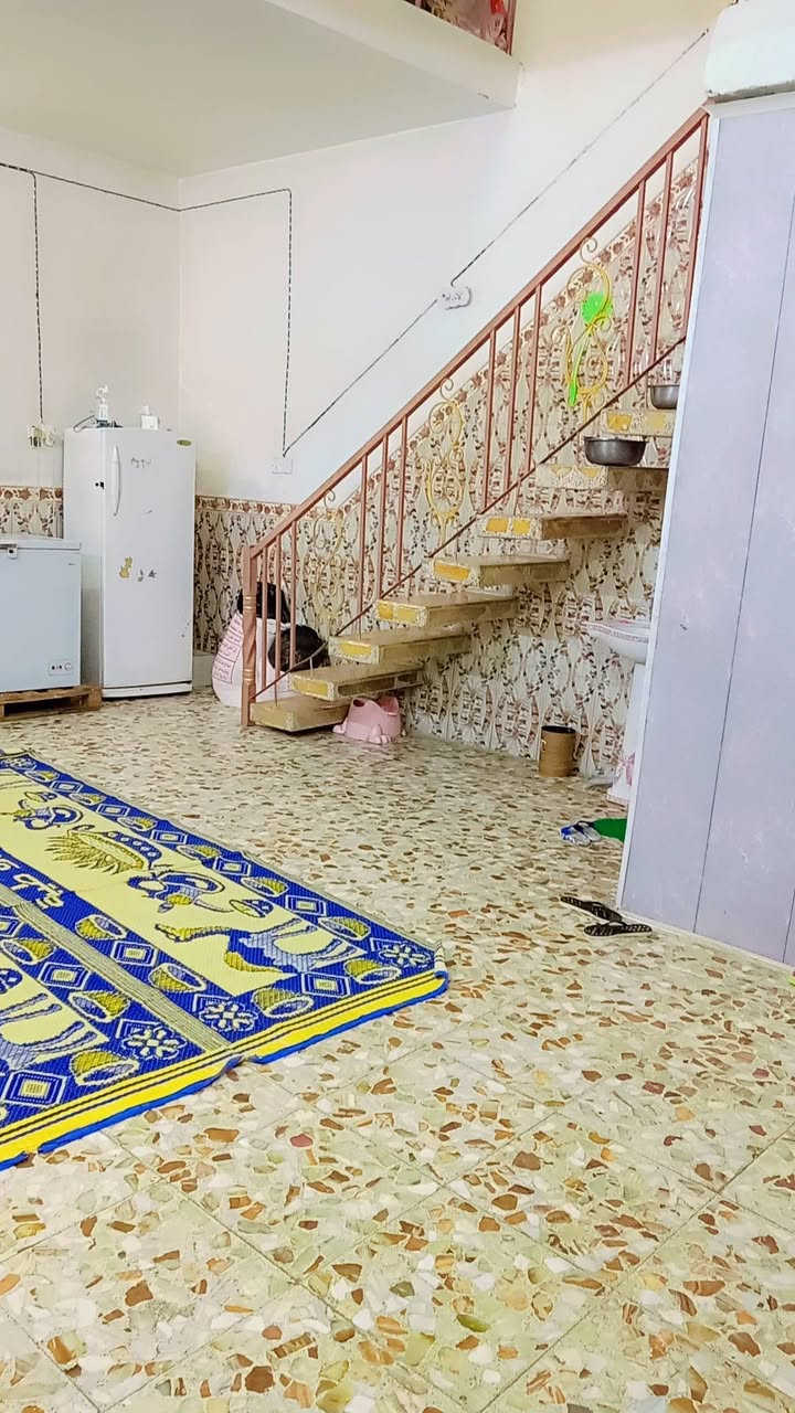 بيت للبيع مساحه ١٤٠ متر بناء جديد طابقين الطابق الأول غرفه نوم وصاله واستقبال ومطبخ وصحيات داخليه وخارجية الطابق الثاني يحتوي على غرفتين نوم وصحيات الموقع طوريج شارع الهنداوي قرب أسواق بسم الله قريب من الشارع العام لأستفسار الاتصال على الرقم ***********
