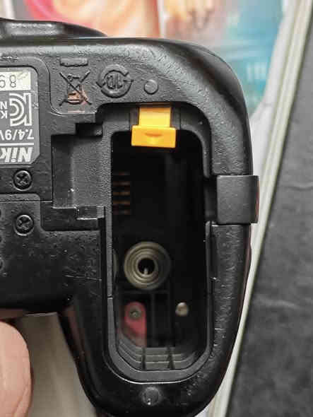 Nikon D3200
عدسة 18-55 ملي

يجي وياهة شاحنة اصلية وبطارية وجنطة ومساحة 32 غيغا

للمصداقية قفل البطارية الاصفر بيه مشكلة ما يكدر يكعد البطارية لوحده بس غطاء البطارية نفسه يكدر فرجاء مهم لا تضيع الغطاء

السعر 225 الف وقابل للتفاوض شوية

يا تجي لموقعي(بالحلة حي الحكام ورة مول الحسن) يا توصيل بس ما مضمون لأن الصراحة اول مرة حجرب توصيل منتج بس ان شاء الله خير

 الرقم *********** موجود وتساب
