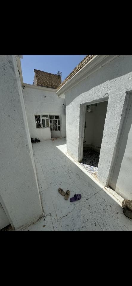 بيت مساحة 100 متر طابو زراعي خلف ملعب الهاشمية كاع لفتة يحتوي على غرفة +صالة+مطبخ+استقبال+ساحةخارجية +صحيات خارجية البناء حديث بلوك السقف عكادة بناء كامل متوفر كافة الخدمات ماء وكهرباء 
***********
