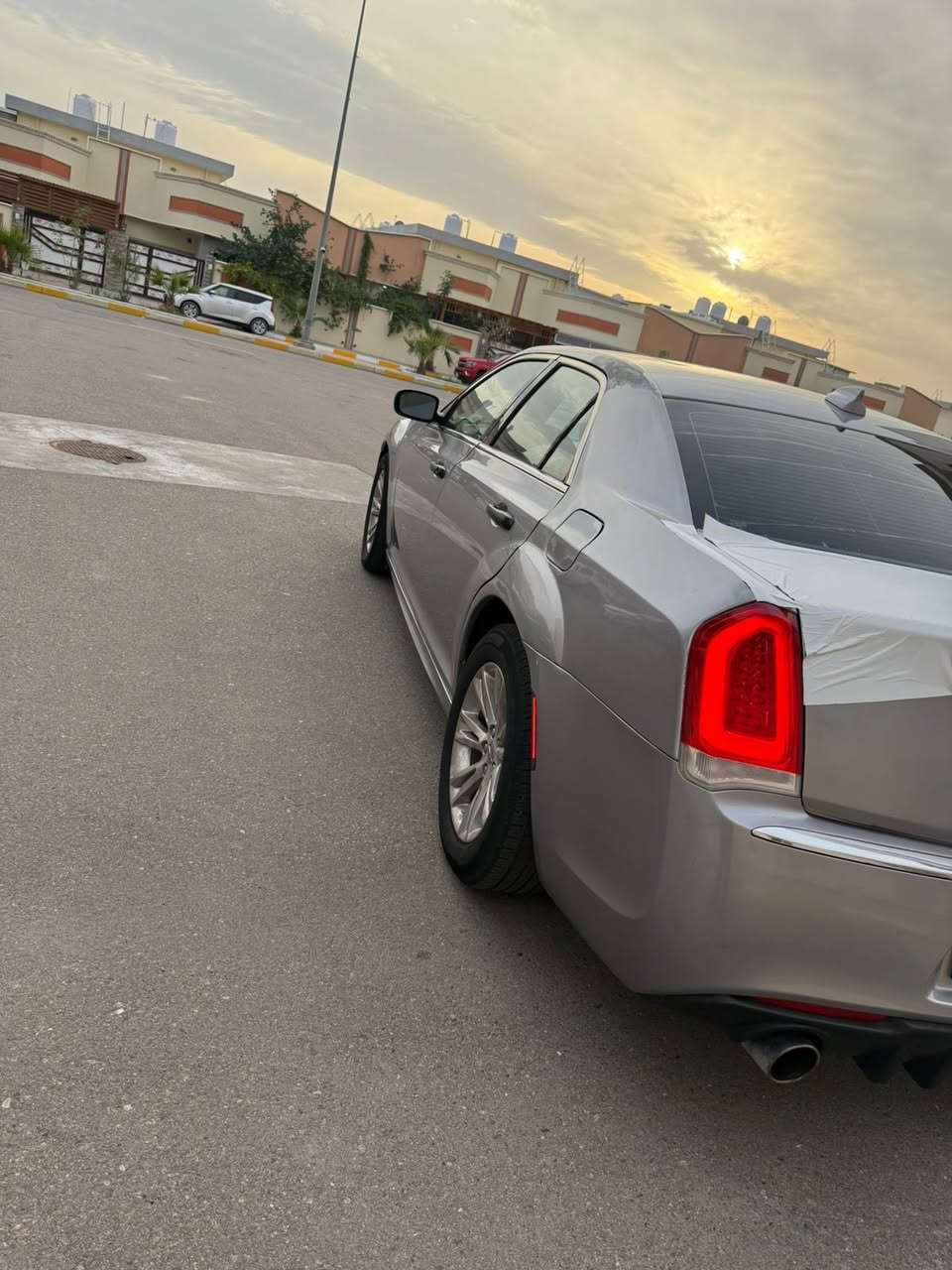 كرايسلر c300
موديل 2016اصل
لون سلفري رصاصي 
6 اسلندر تو ويل 
رقم انكليزي بسمي تحويل ثاني يوم 
بعده الهزه مامنتهيه 
يعني الي يشتري يحول بدون هزه مباشر 
مكينة كير كفاله جدد 
تبريد تدفئه كشنات و هيتر استيرن
مرايات قلاب و بنوراما 
فول مواصفات 
برده خلفيه 
وهواي مواصفات 
كشنات وبطاين اوف وايت 
ارضيه مدوشه جلد 
ادامه كامله 
والسياره مرتبه 
السياره حادث جاملق وبنيد وبيه ضربه بالجاملق الخلفي وبيه اماكن صبغ
السعر 170 وبيه مجال 
مكان السياره البصرة
***********
